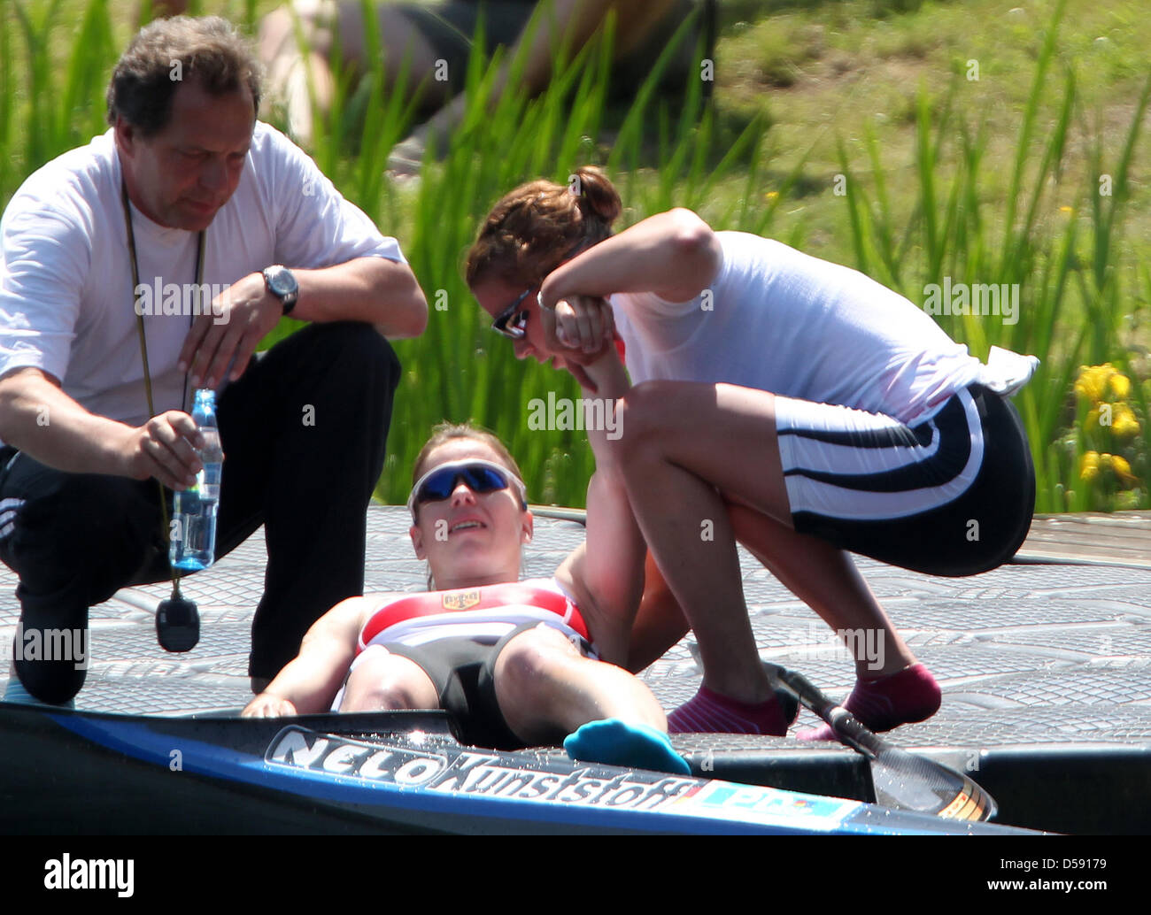 Die Deutsche Franziska Weber (r) hilft am Samstag (04.06.2010) auf der Duisburger nach dem Regattabahn) über 1000 mètres Kajak ihrer Frauen Kollegin Klaus Leue. Regattabahn .Auf der wird vom 04. bis 06. Juni 2010 der Weltcup für und Kajaks Cannadier ausgetragen. Foto : Roland Weihrauch dpa/lnw Banque D'Images