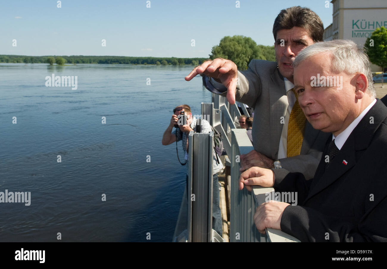 Frankfurt Oder Maire Martin Wilke (2-R) montre l'inondation de la rivière Oder à Jaroslaw Kaczynski (R), leader de la Pologne, Droit et Justice (PiS) et canidiate pour Président de la Pologne, dans la région de Frankfurt Oder, Allemagne, 05 juin 2010. M. Kaczynski a visité les villes de la frontière germano-polonaise Frankfurt Oder et Slubice. Photo : PATRICK PLUEL Banque D'Images