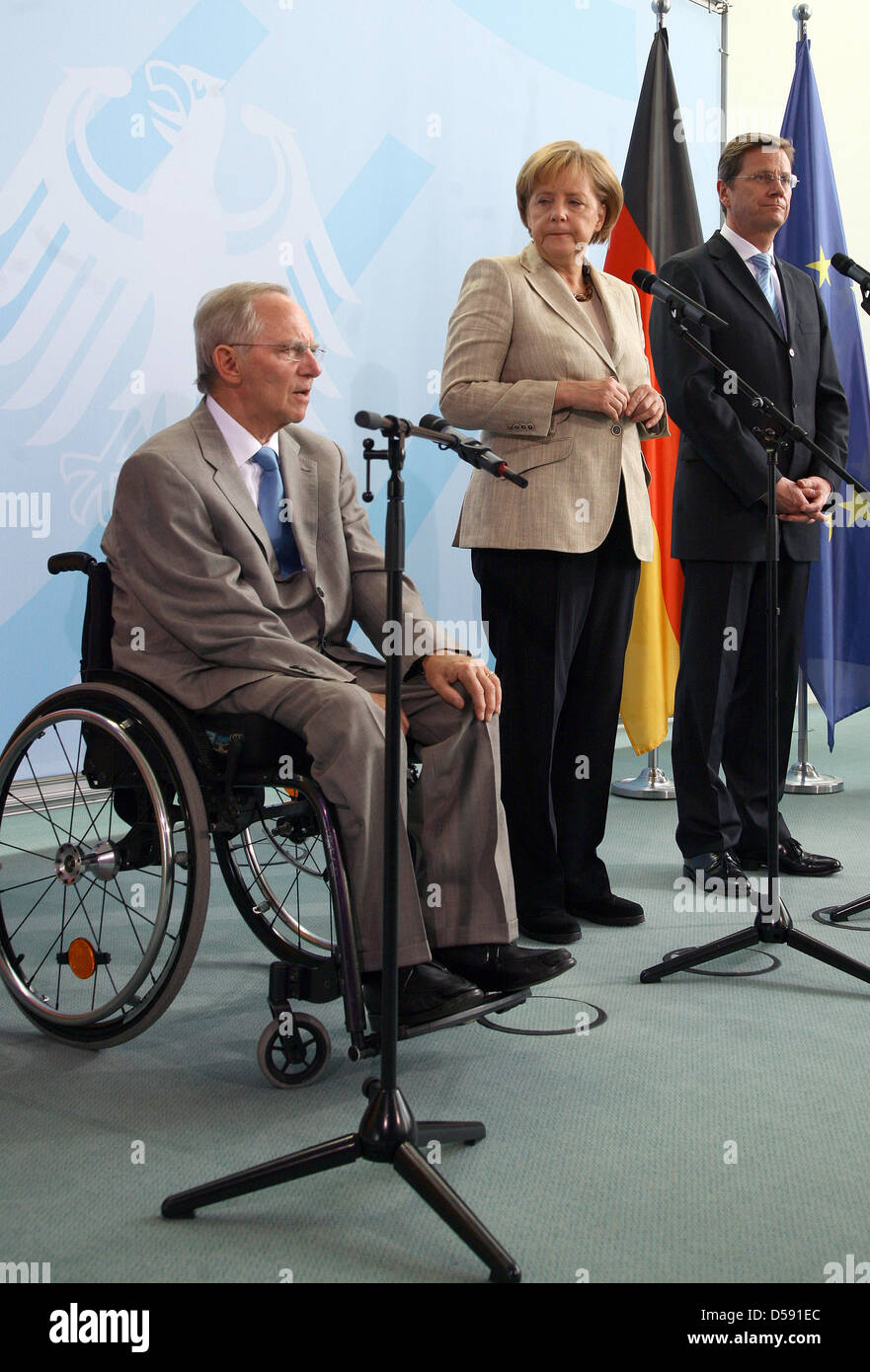 (L-R) Le ministre allemand de l'Intérieur Wolfgang Schaeuble, la chancelière allemande Angela Merkel et le ministre des Affaires étrangères allemand Guido Westerwelle, faire une déclaration à venir du gouvernement fédéral d'une retraite de deux jours à Berlin, Allemagne, 06 juin 2010. Le cabinet fédéral est titulaire d'une retraite de deux jours pour discuter sur le budget fédéral de 2011 et des mesures de réduction des coûts. Photo : STEPHANIE PILICK Banque D'Images