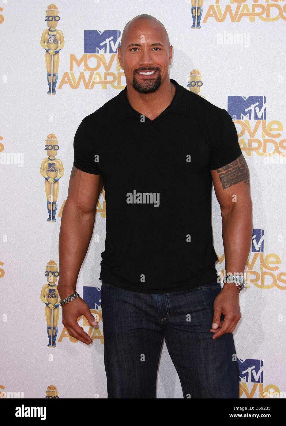 L'acteur américain Dwayne Johnson alias 'LA ROCHE' arrive à la 2010 MTV Movie Awards au Gibson Amphitheatre à Universal Studies à Universal City, Californie, USA, 06 juin 2010. Les films sont présentés par les producteurs et les dirigeants de MTV et les gagnants sont choisis en ligne par le grand public. Photo : Hubert Boesl Banque D'Images