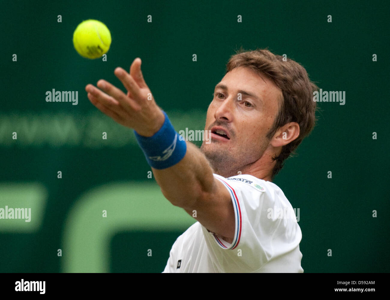 L'Espagnol Juan Carlos Ferrero sert la balle lors de son premier match contre l'allemand Dominik Meffert au Gerry Weber Open à Halle, Allemagne, 07 juin 2010. Meffert a gagné 6-3, 7-5. Photo : BERND THISSEN Banque D'Images