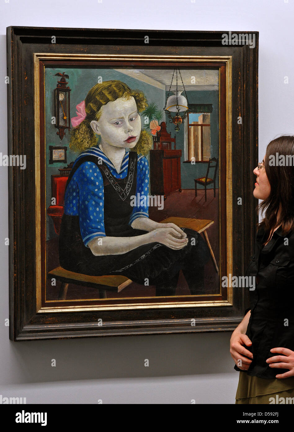 Une femme regarde la peinture "aedchen am Sonntag' ('Girl le dimanche") au Musée Gunzenhauser à Chemnitz, Allemagne, 07 juin 2010. La ville de naissance du peintre, Gera, et la ville de Chemnitz, préparer conjointement des expositions et autres événements pour célébrer le 120e anniversaire du peintre. Chemnitz sera l'hôte de l'exposition spéciale "Otto Dix à Chemnitz' et Gera présentera une exposition ti Banque D'Images