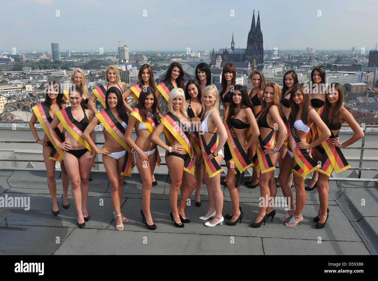 Les nouveaux venus dans le concours de Miss Germany sourire pendant un appel de photo à Cologne, Allemagne, 09 juin 2010. La Miss Germany 2010 pageant aura lieu le 13 juin. Un total de 2 780 femmes appliqués pour la compétition, mais seulement 20 en a fait le tour final. Photo : JOERG CARSTENSEN Banque D'Images