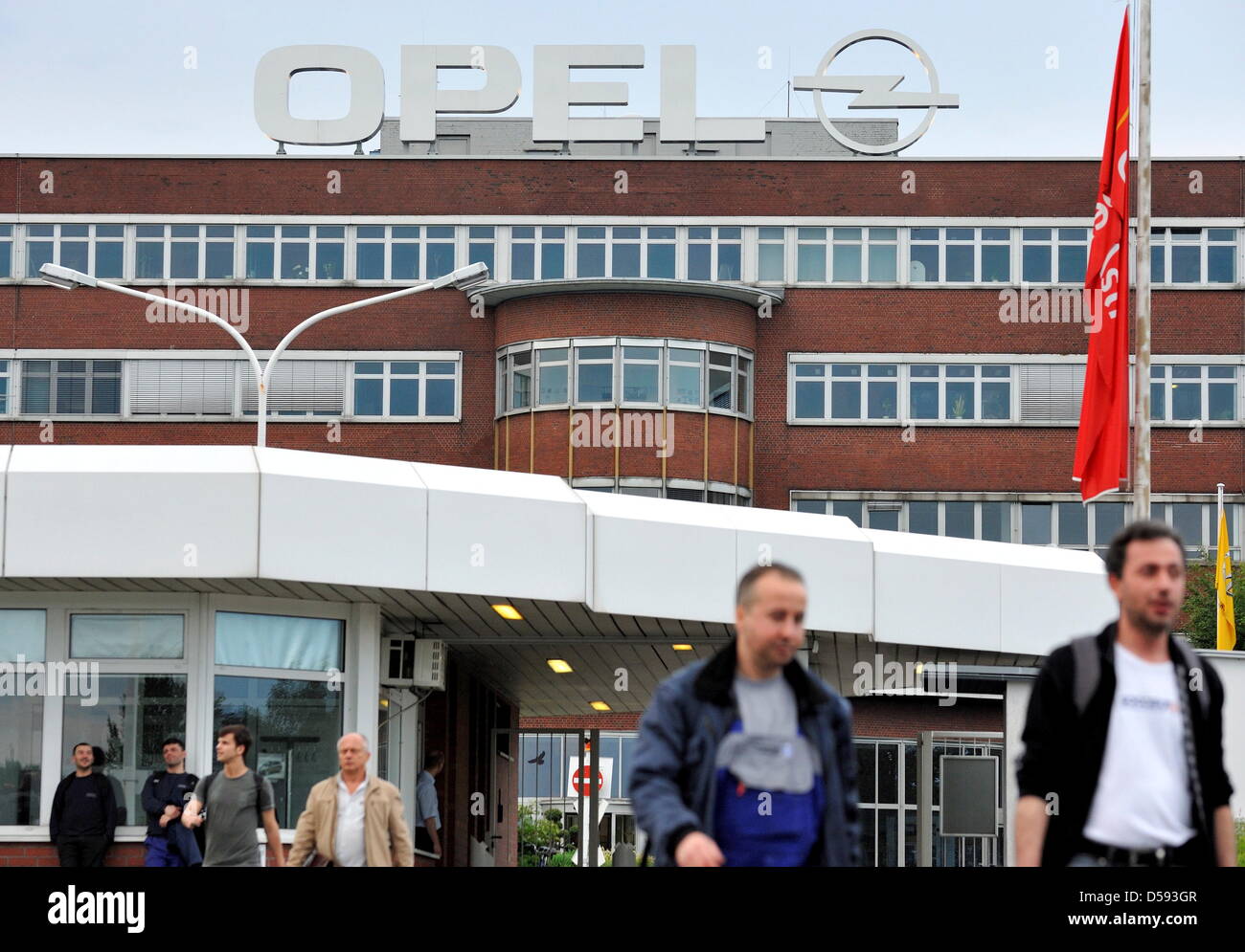 Membres du personnel quittent l'usine Opel de Bochum, Allemagne, 10 juin 2010. La chancelière allemande, Mme Merkel se réunit les premiers ministres des quatre Etats fédéraux - la Thuringe, Hesse, Rhénanie Palatinat et North Rhine Westfalia c'est - où exploite des usines Opel pour discuter de la milliards d'euros d'aide financière pour Opel. Photo : RENÉ TILLMANN Banque D'Images