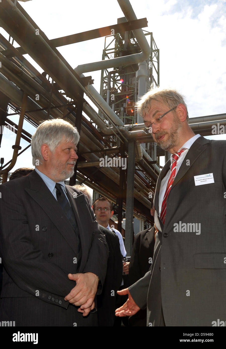 Directeur usine Friedrich-Wilhelm Baumann (R) donne à la ministre des Finances du Brandebourg Helmuth Markov (Die Linke) une visite de la nouvelle installation de production d'ester de 'Prignitzer Chemie GmbH' dans Wittenberge, Allemagne, 11 juin 2010. L'oléochimie spéciaux sont basés sur des matières premières végétales et servent de précurseurs pour la cosmétique, alimentaire et pharmaceutique. 1,5 millions d'euros ont été inv Banque D'Images