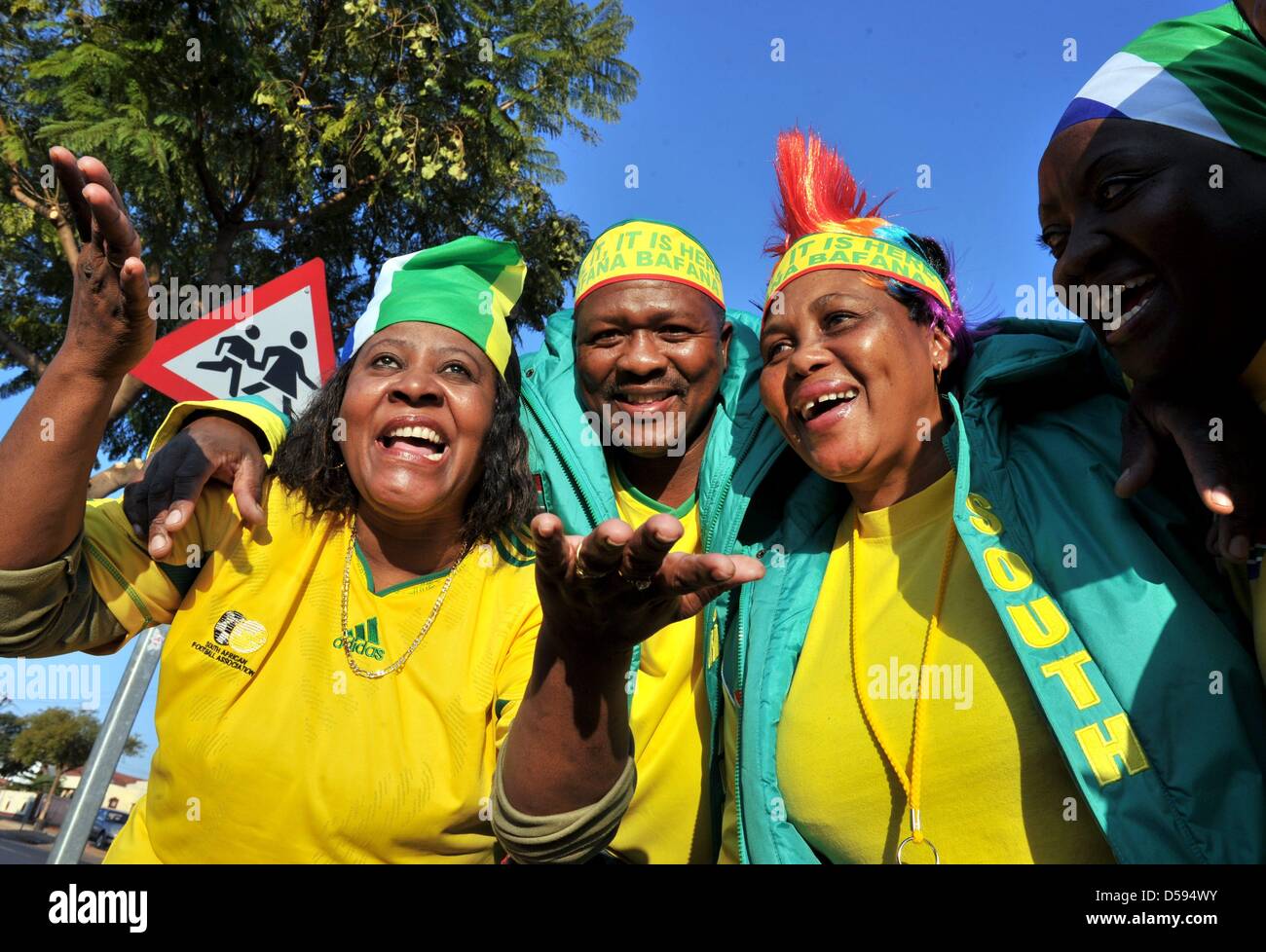 Les amateurs de football sud-africain de la danse dans la rue à Atteridgeville près de Pretoria, 11 juin 2010 comme l'Afrique du Sud joue le Mexique dans le match d'ouverture de la Coupe du Monde de football 2010 à Johannesburg. Foto : Bernd Weißbrod dpa  + + +(c) afp - Bildfunk + + + Banque D'Images