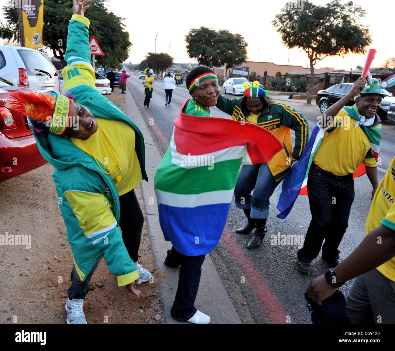 Les amateurs de football sud-africain de la danse dans la rue à Atteridgeville près de Pretoria, 11 juin 2010 comme l'Afrique du Sud joue le Mexique dans le match d'ouverture de la Coupe du Monde de football 2010 à Johannesburg. Foto : Bernd Weißbrod dpa  + + +(c) afp - Bildfunk + + + Banque D'Images