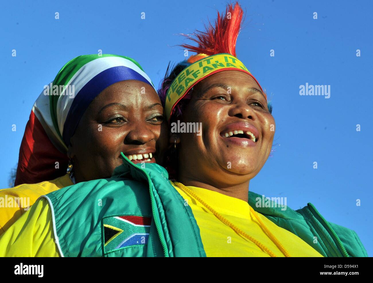 Les amateurs de football sud-africain de la danse dans la rue à Atteridgeville près de Pretoria, 11 juin 2010 comme l'Afrique du Sud joue le Mexique dans le match d'ouverture de la Coupe du Monde de football 2010 à Johannesburg. Foto : Bernd Weißbrod dpa  + + +(c) afp - Bildfunk + + + Banque D'Images