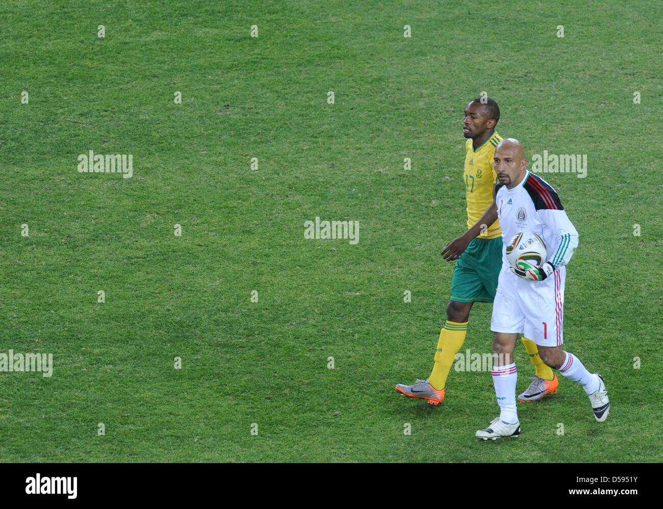 Le gardien Oscar Perez (R) de l'Afrique du Sud et le Mexique au cours de l'Bernard Parker 2010 FIFA World Cup match d'ouverture au stade Soccer City à Johannesburg, Afrique du Sud 11 juin 2010. Photo : Marcus Brandt dpa Veuillez vous reporter à http://dpaq.de/FIFA-WM2010-TC Banque D'Images