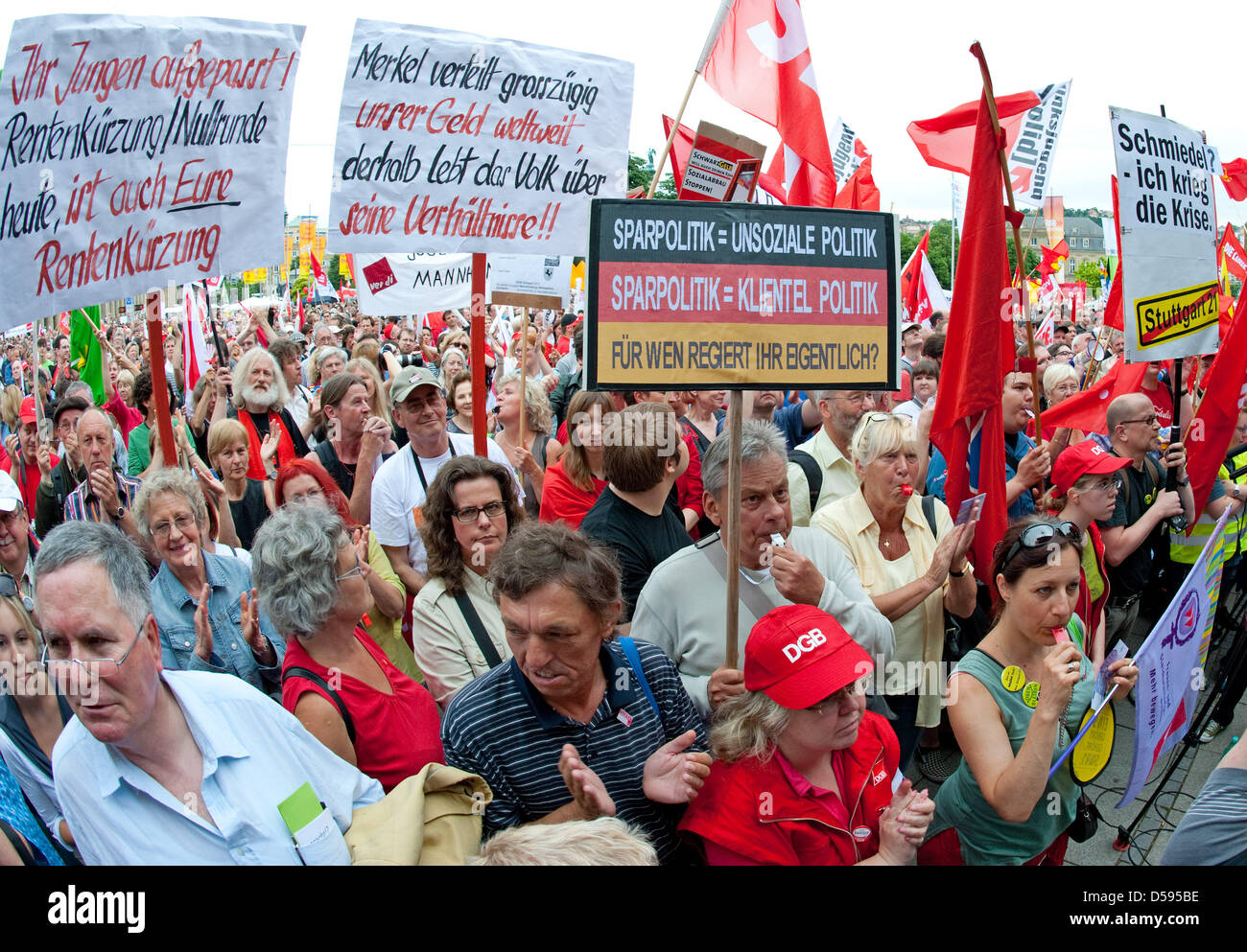 Les manifestants à Stuttgart, Allemagne, 12 juin 2010. Une alliance de syndicats, d'opposition et les groupes sociaux de protestation contre les coupes dans les services sociaux et des plans d'épargne du gouvernement fédéral allemand. L'organisation s'attend à ce que plus de 10 000 personnes. Photo : UWE ANSPACH Banque D'Images