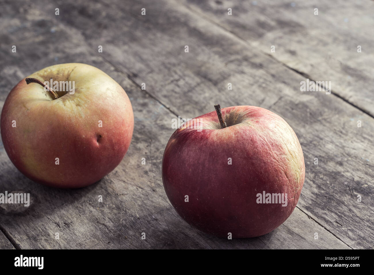 Pommes sur une table en bois Banque D'Images