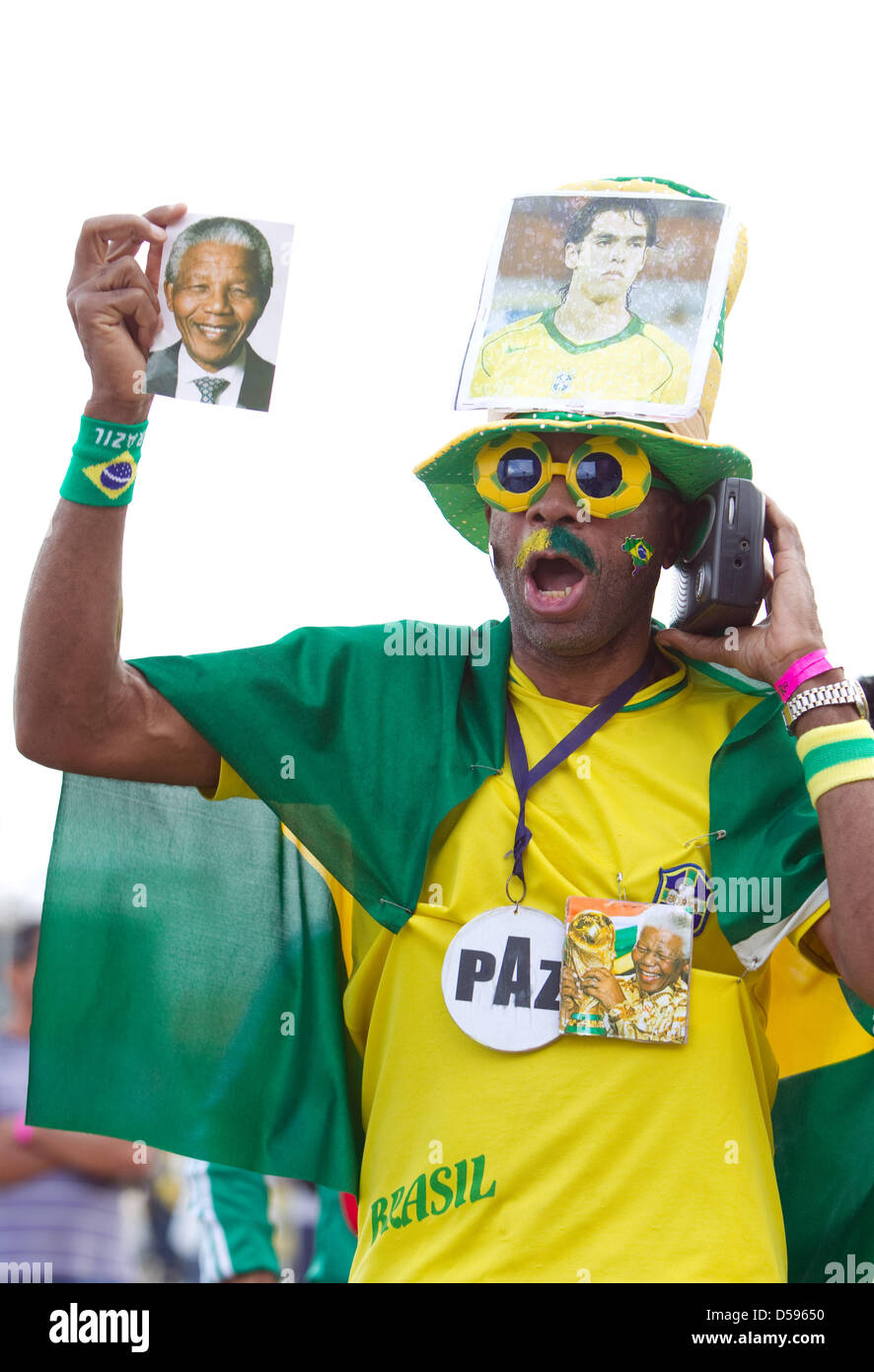 Un fan de foot montre une photographie de la paix lauréat du Prix Nobel Nelson Mandela au fan festival au Copacabana à Rio de Janeiro, Brésil, 11 juin 2010. Le 11 juin 2010, la Coupe du Monde FIFA 2010 en Afrique du Sud commencé. En plusieurs endroits, il y a des possibilités de visualisation des événements et du ventilateur. Mandela n'a pas assisté à la cérémonie d'ouverture en raison d'une tragédie familiale. Photo : Frisco Gent Banque D'Images