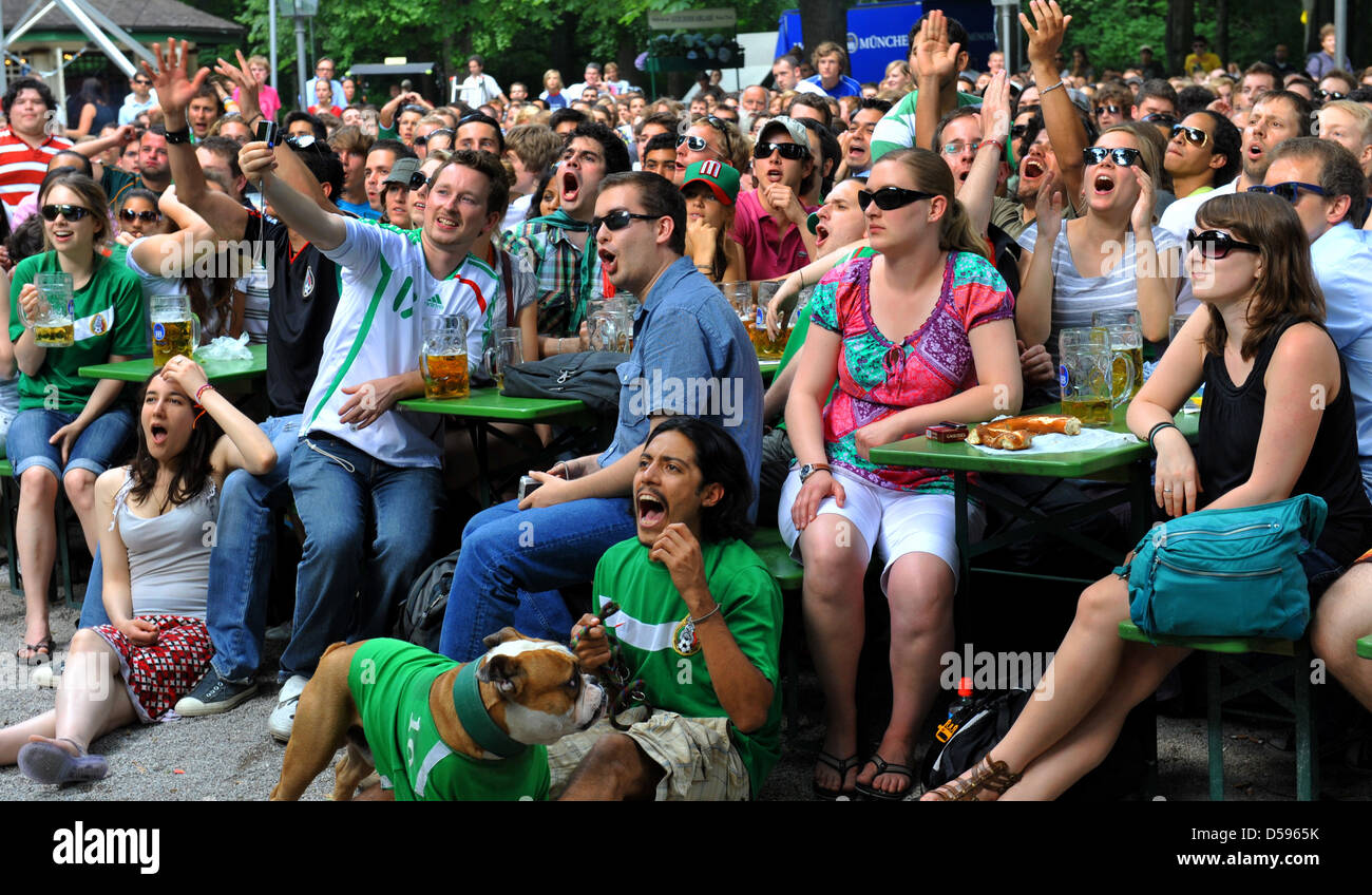 Jardin Pub visiteurs vos messages tout en regardant le match d'ouverture de la Coupe du Monde FIFA 2010, l'Afrique du Sud contre le Mexique (1-1) dans un pub au jardin de la tour chinoise dans le Jardin Anglais de Munich, Allemagne, 11 juin 2010. Photo : Frank Leonhardt Banque D'Images