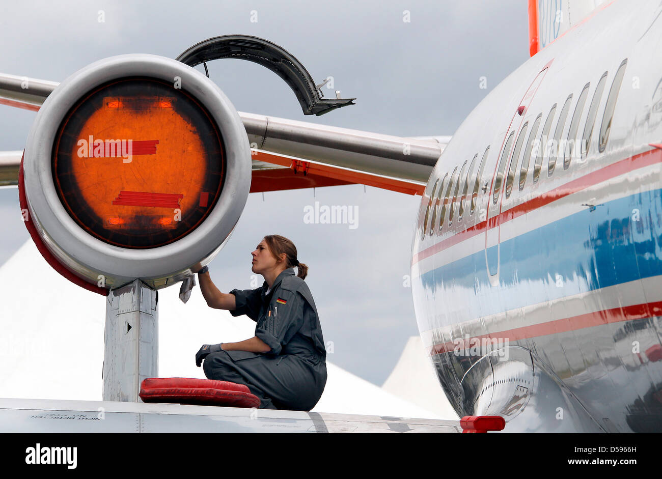 Un mécanicien contrôle une des centrales d'un 614 VFW avant que l'appareil quitte le juste pendant le dernier jour de l'Exposition internationale de l'Aérospatiale (ILA), l'Allemagne, à Schönefeld 13 juin 2010. La prochaine Exposition aérospatiale aura lieu du 12 au 17 juin 2012 à Selchow, juste à côté du nouvel aéroport Berlin-Brandebourg-International (BBI). Photo : WOLFGANG KUMM Banque D'Images