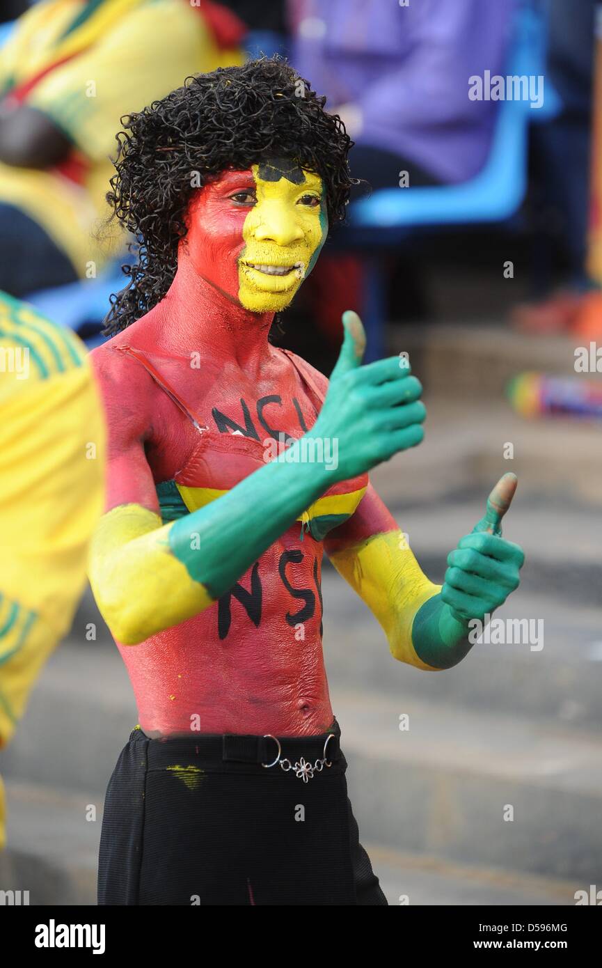 Un fan de Ghana gesures sur les stands pendant la Coupe du Monde 2010 GROUPE D match entre la Serbie et le Ghana à Loftus Versfeld à Pretoria, Afrique du Sud, 13 juin 2010. Le Ghana a gagné 1-0. Photo : Achim Scheidemann - veuillez vous référer à l'http://dpaq.de/FIFA-WM2010-TC Banque D'Images