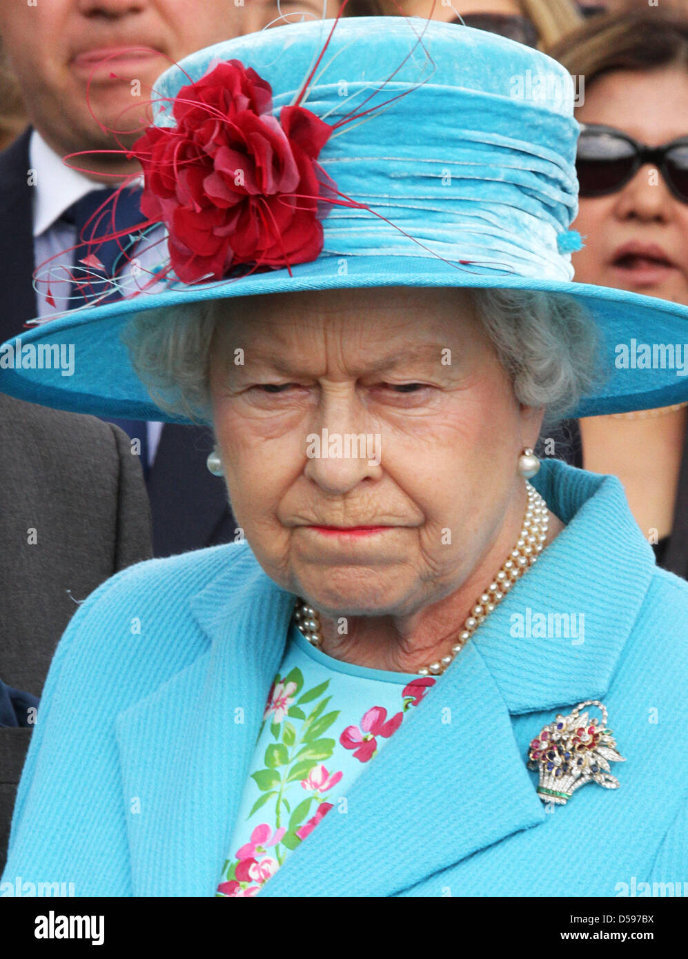 La reine Elizabeth II assiste à l'évolution de la Queen's Cup Harcourt au Guards Polo Club de Windsor Great Park, Royaume-Uni, 13 juin 2010. Le club a été fondé le 25 janvier 1955 par le duc d'Édimbourg. Photo : Albert Nieboer (Pays-Bas) Banque D'Images