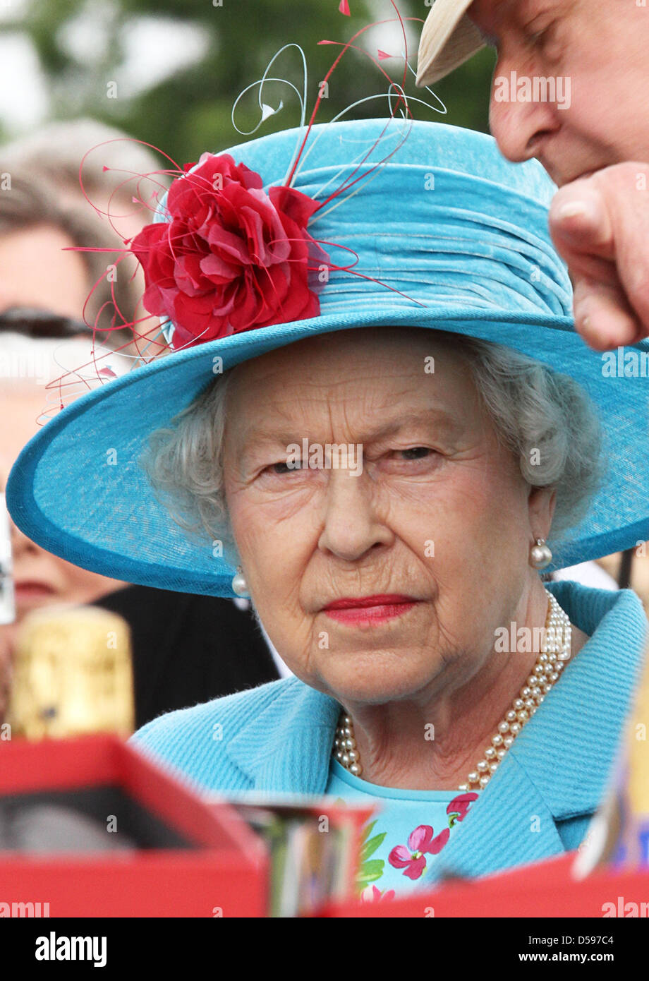 La reine Elizabeth II assiste à l'évolution de la Queen's Cup Harcourt au Guards Polo Club de Windsor Great Park, Royaume-Uni, 13 juin 2010. Le club a été fondé le 25 janvier 1955 par le duc d'Édimbourg. Photo : Albert Nieboer (Pays-Bas) Banque D'Images