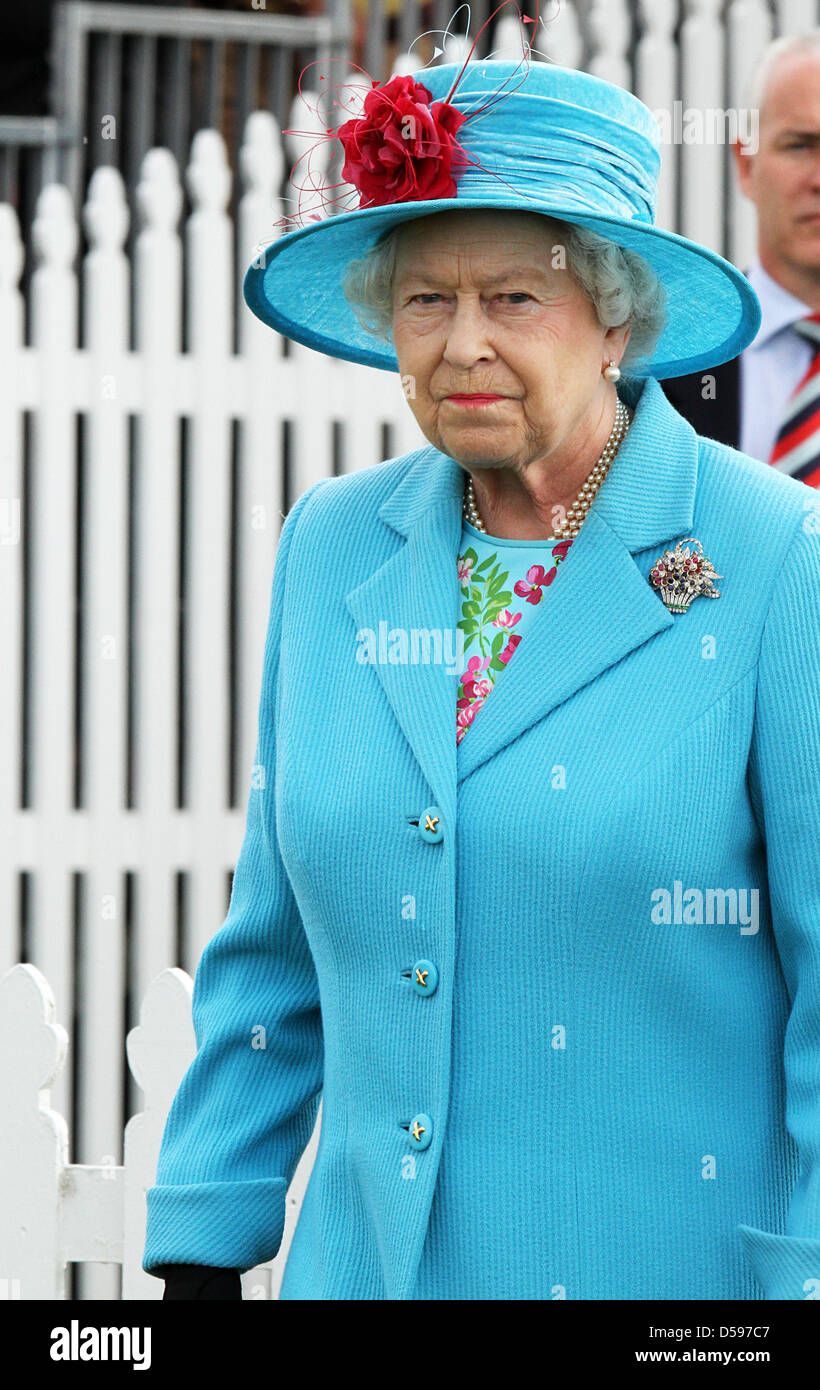 La reine Elizabeth II assiste à l'évolution de la Queen's Cup Harcourt au Guards Polo Club de Windsor Great Park, Royaume-Uni, 13 juin 2010. Le club a été fondé le 25 janvier 1955 par le duc d'Édimbourg. Photo : Albert Nieboer (Pays-Bas) Banque D'Images