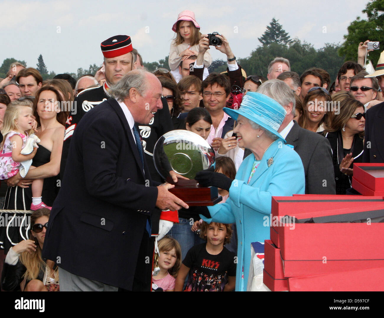 La reine Elizabeth II assiste à l'évolution de la Queen's Cup Harcourt au Guards Polo Club de Windsor Great Park, Royaume-Uni, 13 juin 2010. Le club a été fondé le 25 janvier 1955 par le duc d'Édimbourg. Photo : Albert Nieboer (Pays-Bas) Banque D'Images