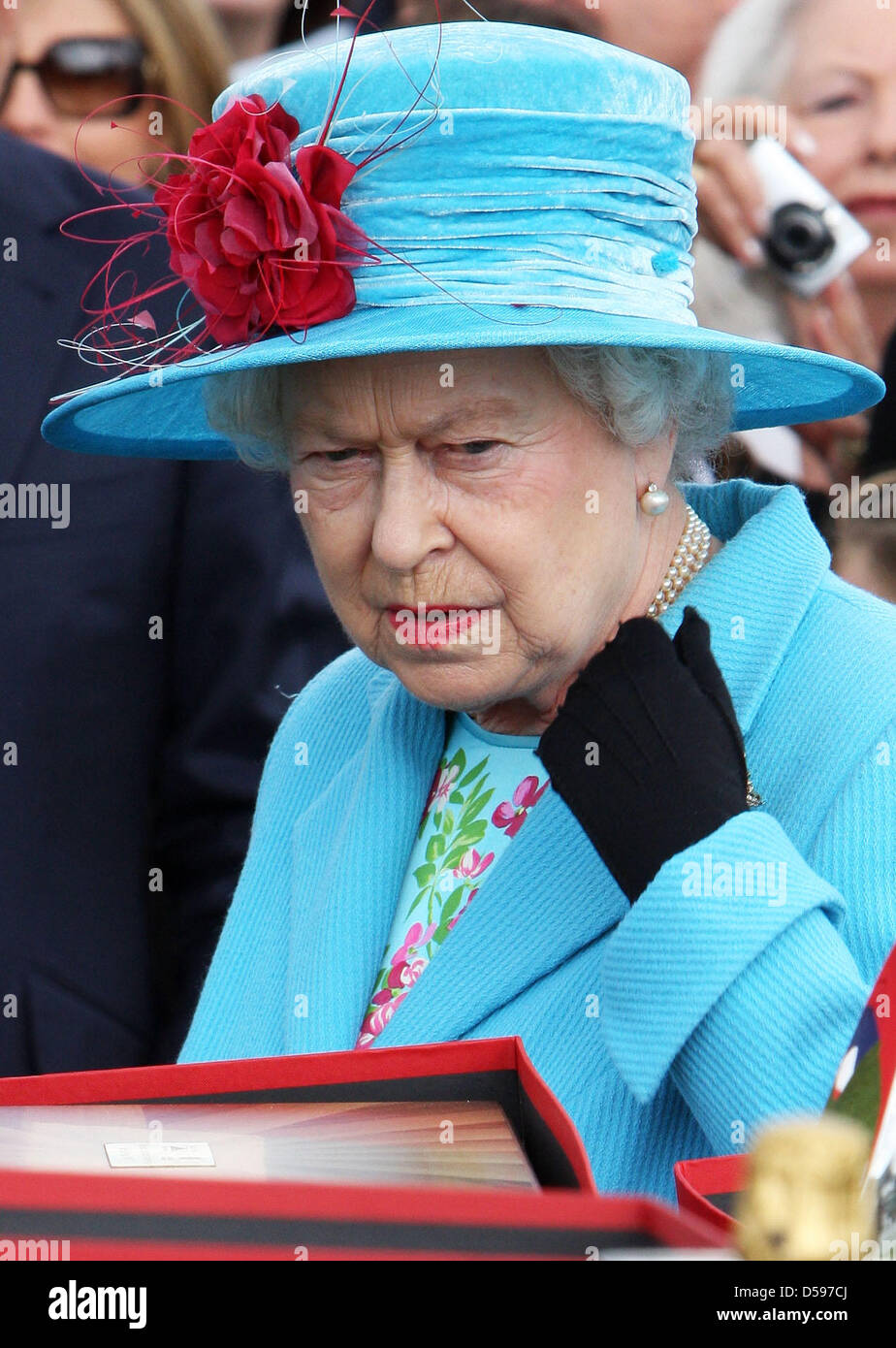 La reine Elizabeth II assiste à l'évolution de la Queen's Cup Harcourt au Guards Polo Club de Windsor Great Park, Royaume-Uni, 13 juin 2010. Le club a été fondé le 25 janvier 1955 par le duc d'Édimbourg. Photo : Albert Nieboer (Pays-Bas) Banque D'Images