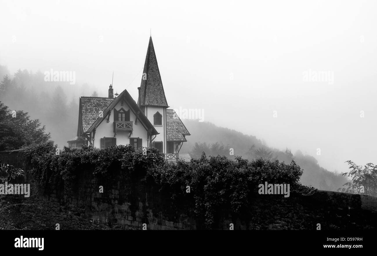 Un jour brumeux au-dessus du lac de Côme, dans la ville de Brunate, Italie Banque D'Images