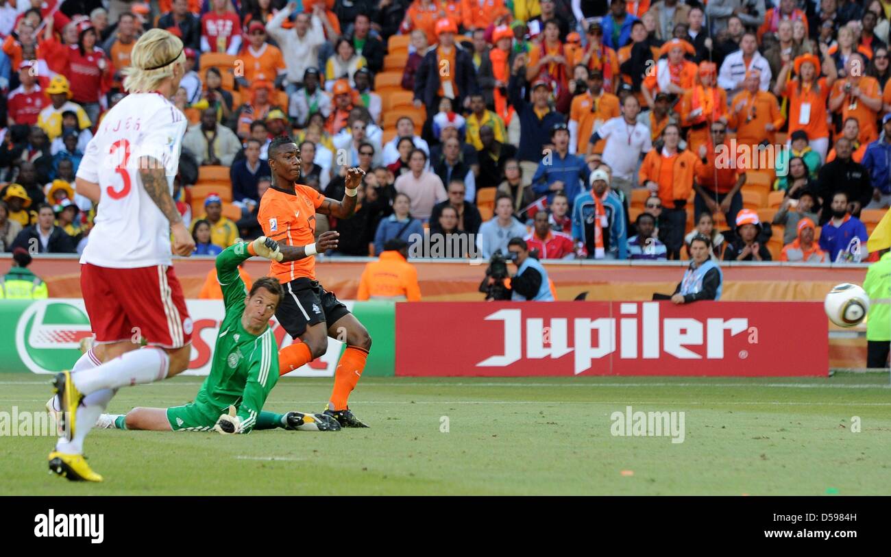 Le Néerlandais Eljero Elia (R) tire à côté du gardien Thomas Sorensen Danemark lors de la Coupe du Monde 2010 groupe e match entre les Pays-Bas et le Danemark au Soccer City Stadium de Johannesburg, Afrique du Sud, le 14 juin 2010. Pays-bas a gagné 2-0. Photo : Achim Scheidemann - veuillez vous référer à l'http://dpaq.de/FIFA-WM2010-TC Banque D'Images