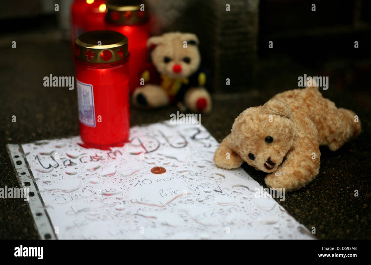 (Afp) - Un fichier photo datée du 12 mars 2009 des bougies et des jouets mous qui couvre l'entrée d'un bâtiment en quart Wilhelmsburg de Hambourg, Allemagne. Un biberon réside toujours dans le lit de l'enfant, beaucoup de nourriture pour bébé est disponible dans l'appartement. Cependant, lorsque peu de Lara Mia était découvert mort sur le plancher de la Chambre le 11 mars 2010, elle pesait seulement 4,8 kilogrammes. H Banque D'Images