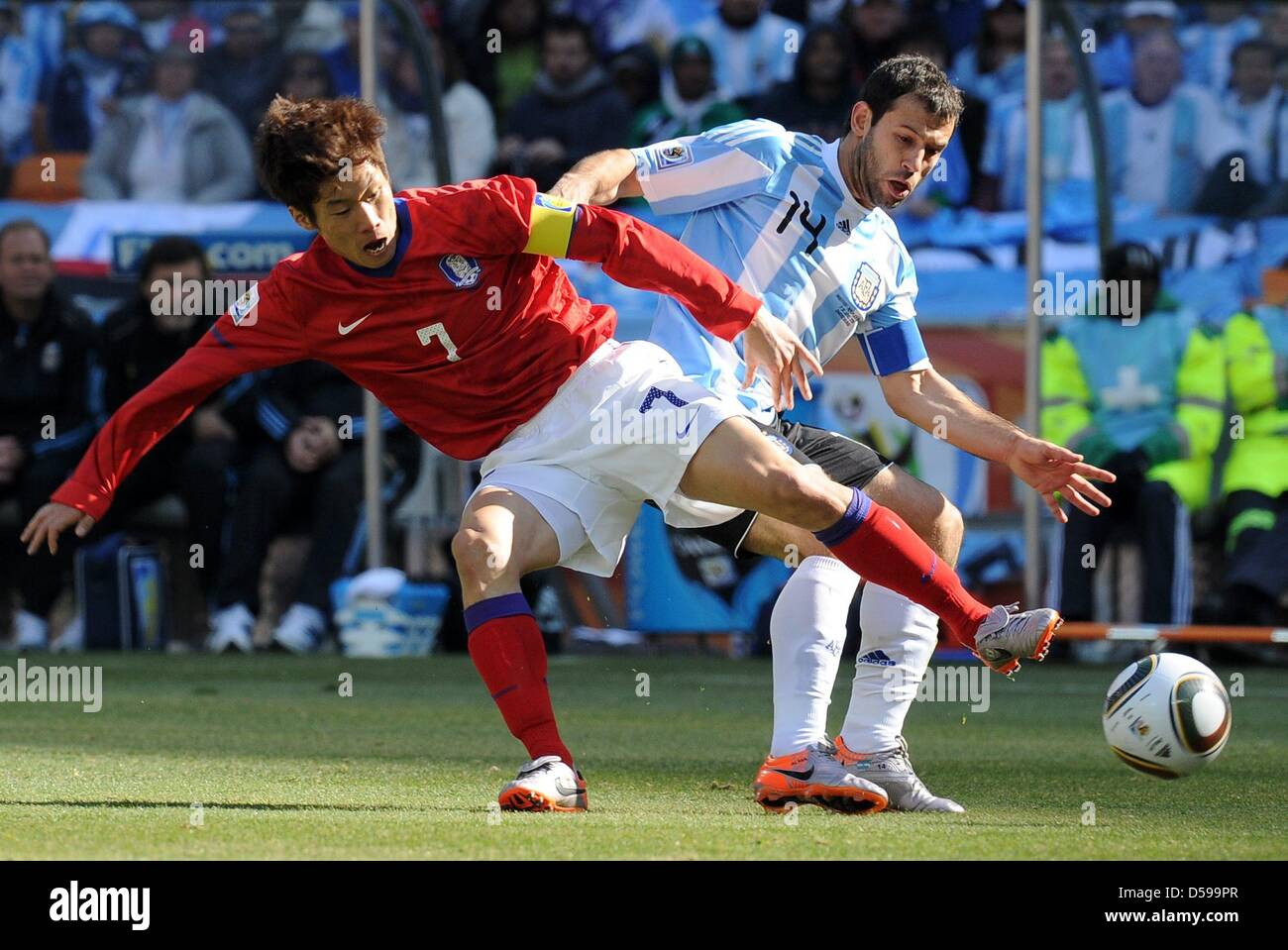 L'Argentine Javier Mascherano (R) en action contre la Corée du Sud, Park Ji Sung durant la Coupe du Monde 2010 groupe B match entre l'Argentine et la Corée du Sud au Soccer City Stadium de Johannesburg, Afrique du Sud 17 juin 2010. Photo : Achim Scheidemann - veuillez vous référer à l'http://dpaq.de/FIFA-WM2010-TC  + + +(c) afp - Bildfunk + + + Banque D'Images