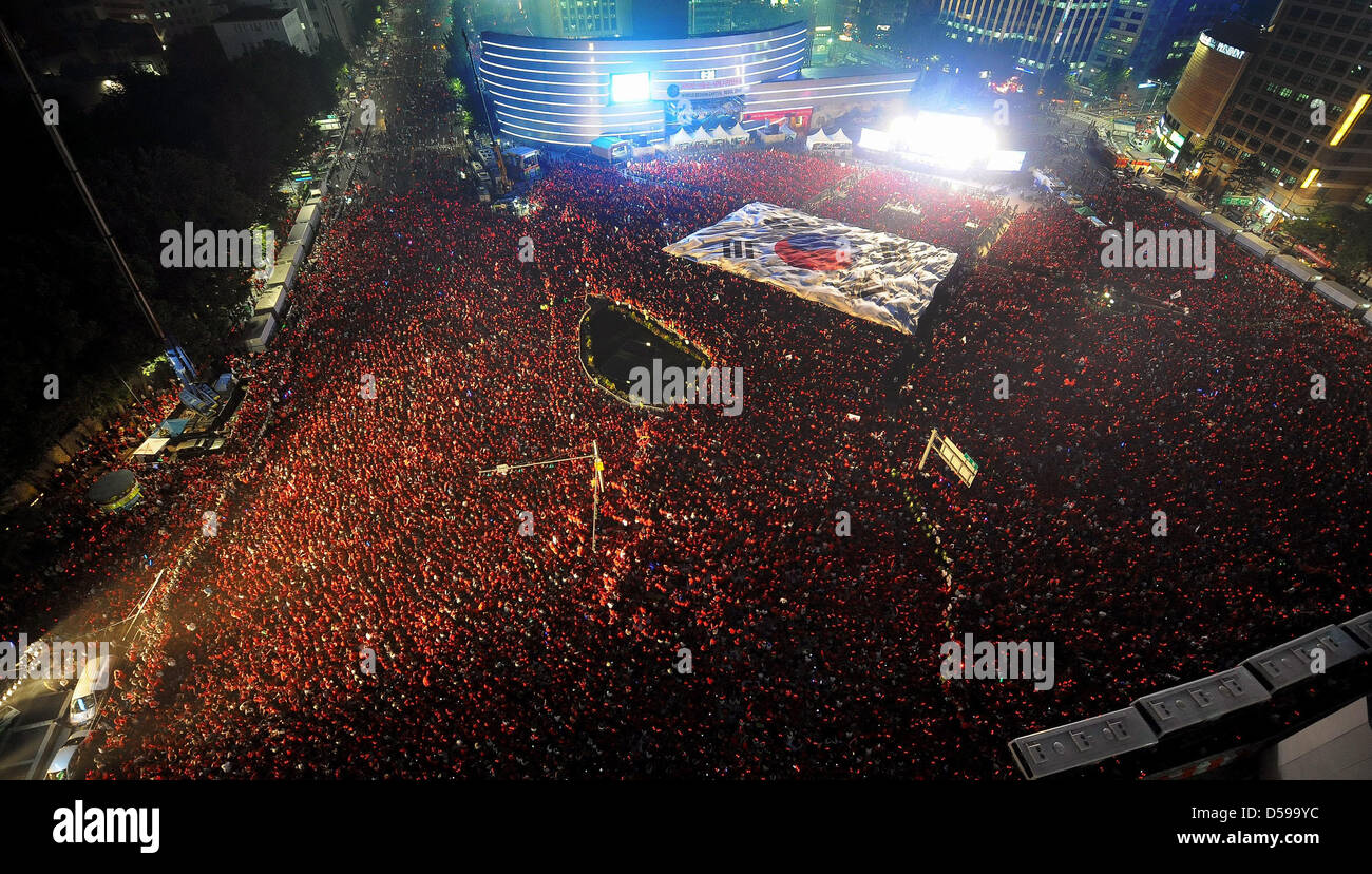 Vue générale de dizaines de milliers de supporters de football de la Corée du Sud réunis à l'avant de l'Hôtel de ville de Séoul pendant la ronde préliminaire du groupe B match entre l'Argentine et la Corée du Sud à la Coupe du Monde FIFA 2010 en Afrique du Sud à Séoul, Corée du Sud, le 17 juin 2010. Thrashed Argentine Corée République avec 4-1. Photo : EPA / CORÉEN Banque D'Images