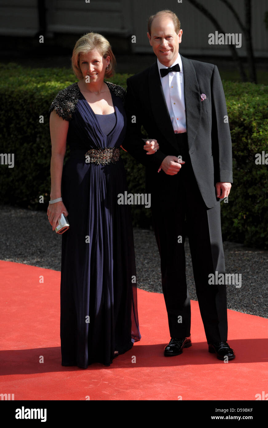 Le prince Edward, comte de Wessex, et son épouse, Sophie, comtesse d'Wessexarrive le gouvernement pour dîner à l'hôtel de Eric Ericson de Skeppsholmen, l'une des îles de Stockholm, à l'occasion du mariage de la Princesse Victoria de Suède et Daniel Westling à Stockholm, Suède, le 18 juin 2010. La cérémonie du mariage royal de la princesse héritière Victoria de Suède et Daniel Westlin Banque D'Images