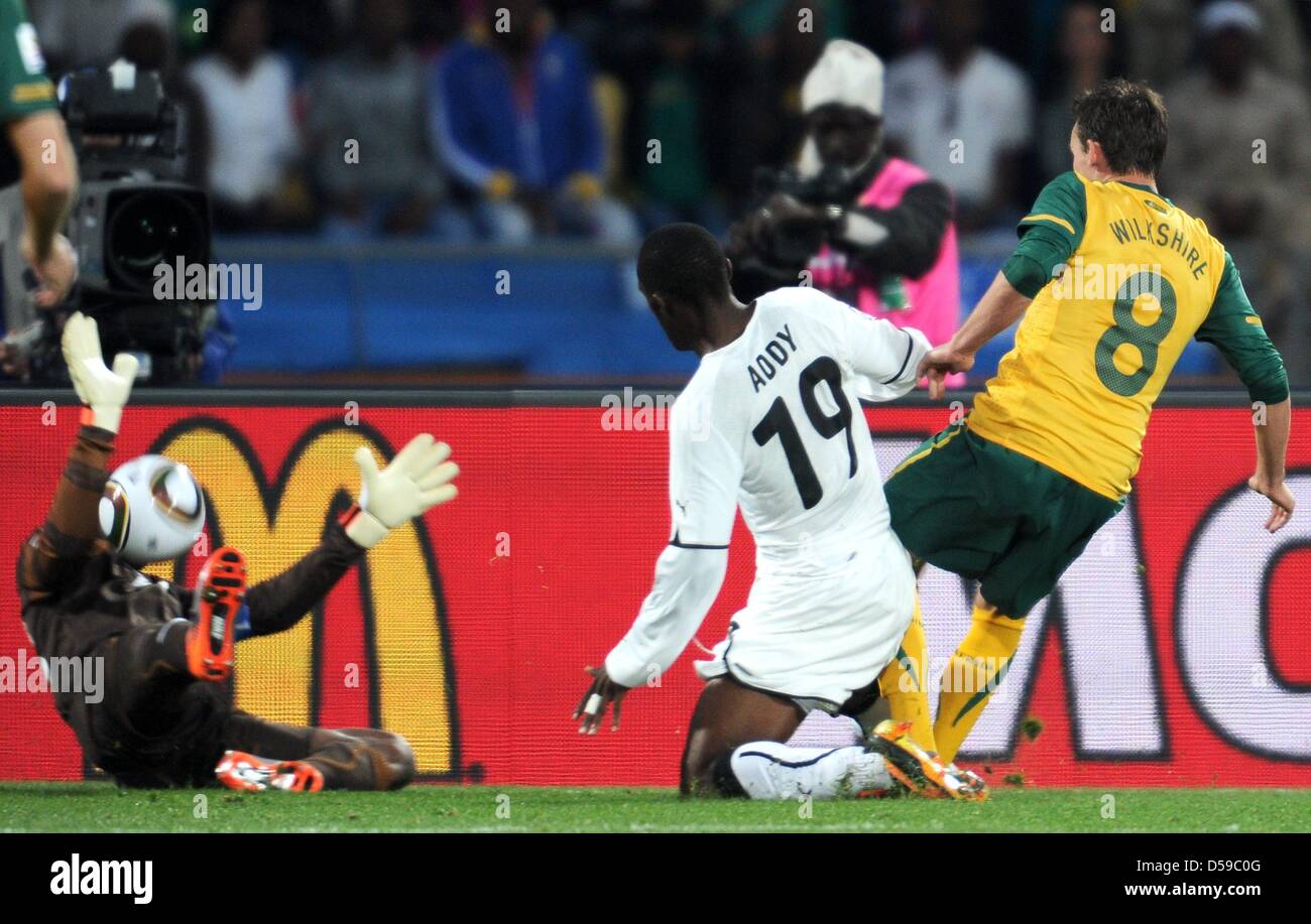 Luke Wilkshire (R) de l'Australie tente de marquer contre Lee Addy et gardien Richard Kingson (L) lors de la Coupe du Monde 2010 GROUPE D match entre le Ghana et l'Australie au Royal Bafokeng Stadium à Rustenburg, Afrique du Sud 19 juin 2010. Photo : Achim Scheidemann dpa - veuillez vous reporter à http://dpaq.de/FIFA-WM2010-TC  + + +(c) afp - Bildfunk + + + Banque D'Images