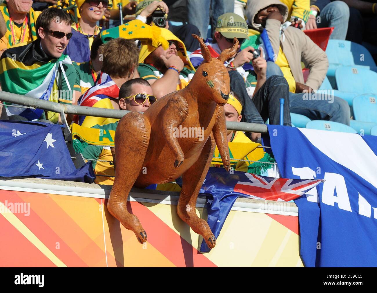 Les partisans dans les gradins avant la Coupe du Monde 2010 GROUPE D match entre le Ghana et l'Australie au Royal Bafokeng Stadium à Rustenburg, Afrique du Sud 19 juin 2010. Photo : Achim Scheidemann dpa - veuillez vous reporter à http://dpaq.de/FIFA-WM2010-TC Banque D'Images