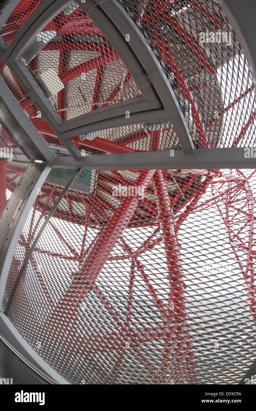 Stratford, London, UK. 27 mars, 2013. Park In Progress tour du Queen Elizabeth Olympic Park avec vue depuis le haut de l'ArcelorMittal Orbit, avec 114.5m le plus grand du Royaume-Uni sculpture conçue par Anish Kapoor. C'est la première chance d'obtenir à l'intérieur de la structure depuis les jeux et les visites commencent le 29 mars 2013. Visiteurs port du casque obligatoire et haut-viz jackets dans leur exploration de l'observation. Photo : Nick Savage/Alamy Live News Banque D'Images