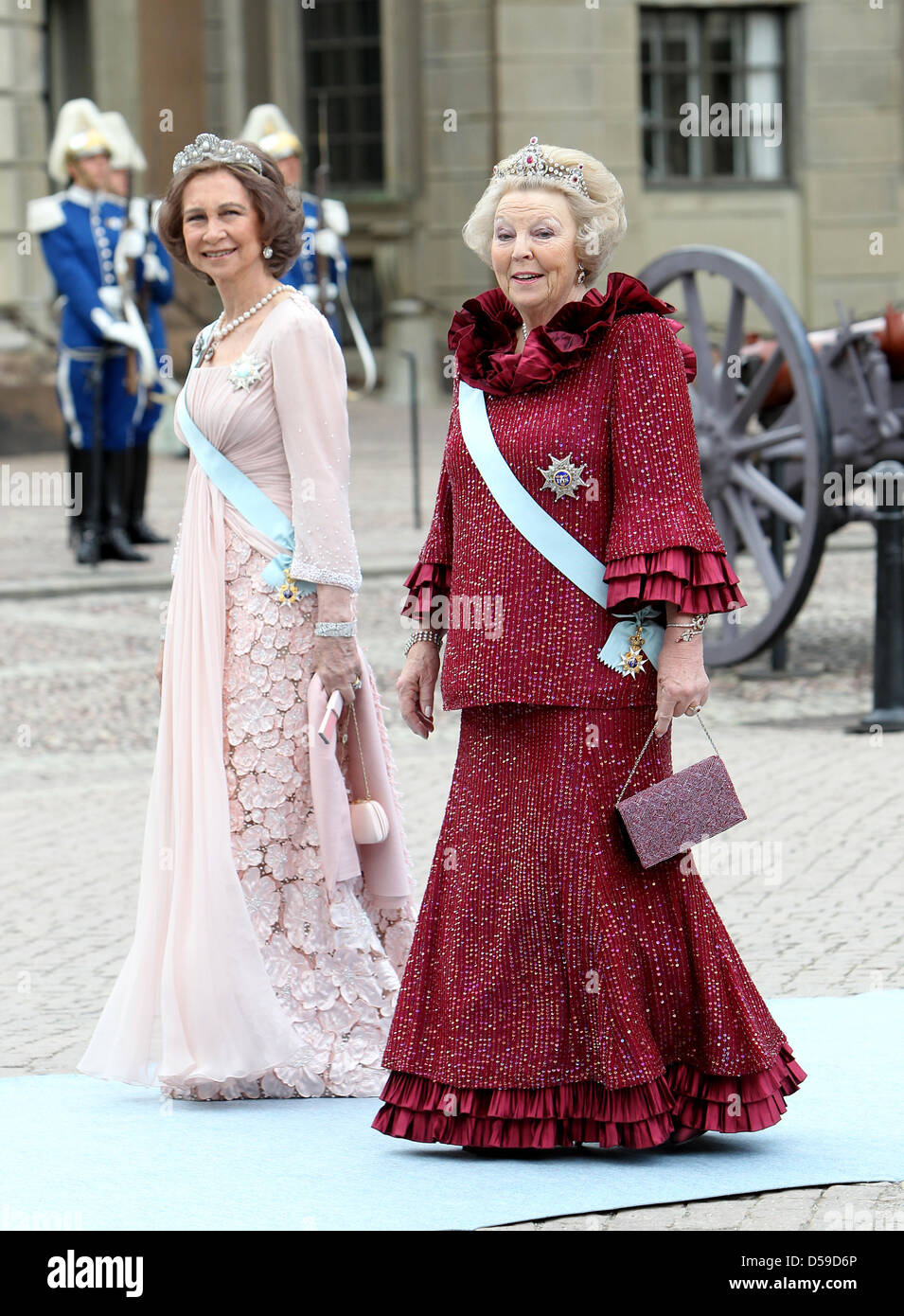 La Reine Sophie d'Espagne (L) et de la Reine Beatrix des Pays-Bas (R) arrivent pour le mariage de la Princesse Victoria de Suède et Daniel Westling à Stockholm, Suède, le 19 juin 2010. Photo : Patrick van Katwijk Banque D'Images