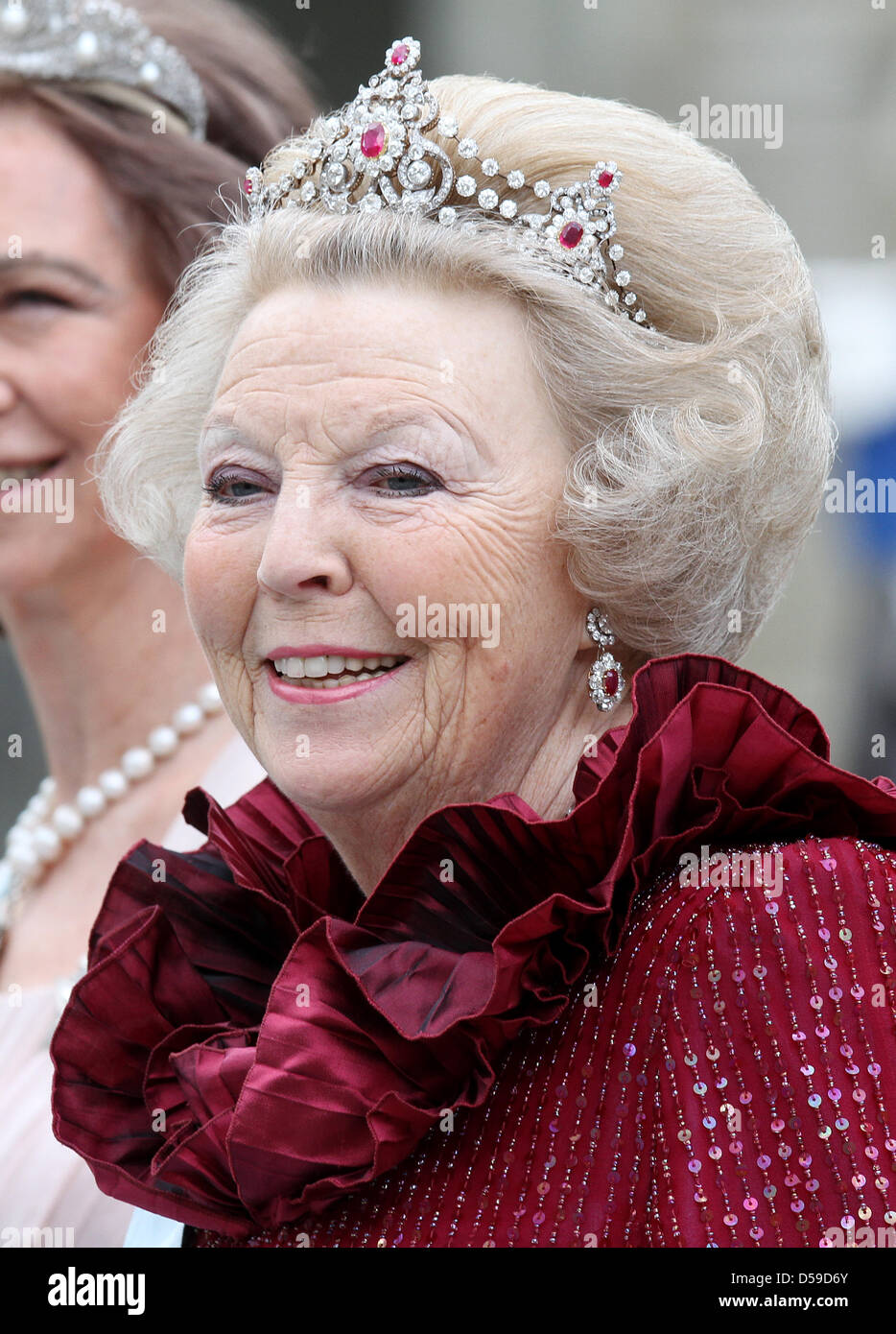 La Reine Sophie d'Espagne (L) et de la Reine Beatrix des Pays-Bas (R) arrivent pour le mariage de la Princesse Victoria de Suède et Daniel Westling à Stockholm, Suède, le 19 juin 2010. Photo : Patrick van Katwijk Banque D'Images