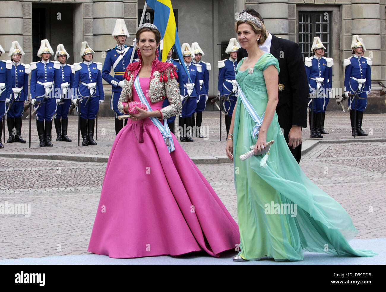 La princesse Elena de l'Espagne (L) et de la princesse Cristina d'Espagne arrivent pour le mariage de la Princesse Victoria de Suède et Daniel Westling à Stockholm, Suède, le 19 juin 2010. Photo : Albert Nieboer (Pays-Bas) Banque D'Images