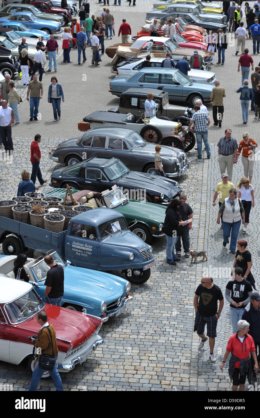 Les visiteurs admirer les voitures au cours de l'Allemagne du Sud est plus grande voiture classique rencontre à Kulmbach, Allemagne, 20 juin 2010. La réunion a eu lieu pour la 14e fois. Au cours du week-end, rond-point, 500 véhicules ont été présentés au cours de la foire. Photo : David Ebener Banque D'Images