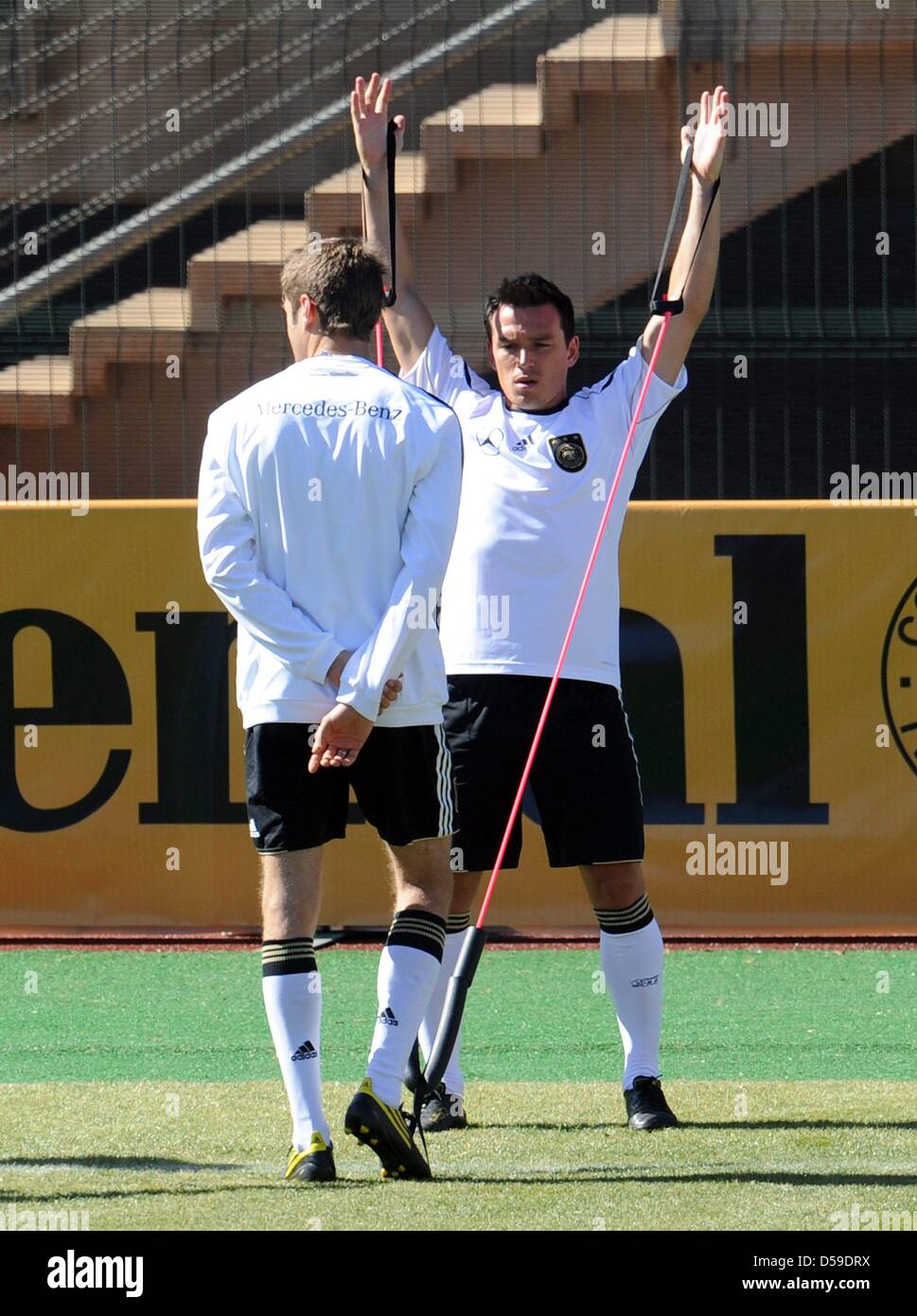 Piotr Trochowski joueurs allemands (R) et Thomas Mueller durant une session de formation de l'équipe nationale de football allemande au Super Stadium à Atteridgeville près de Pretoria, 20 juin 2010. Foto : Bernd Weißbrod dpa Banque D'Images