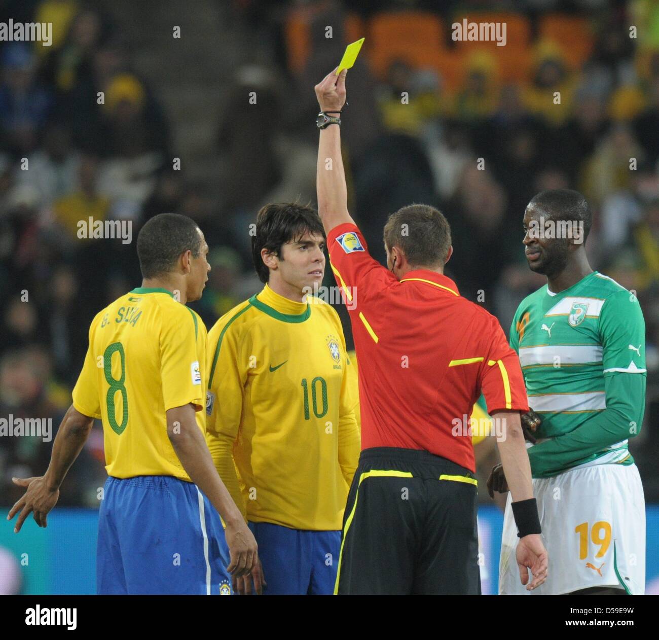 Kaka 2 L Du Brésil Reçoit Un Carton Jaune Par Larbitre
