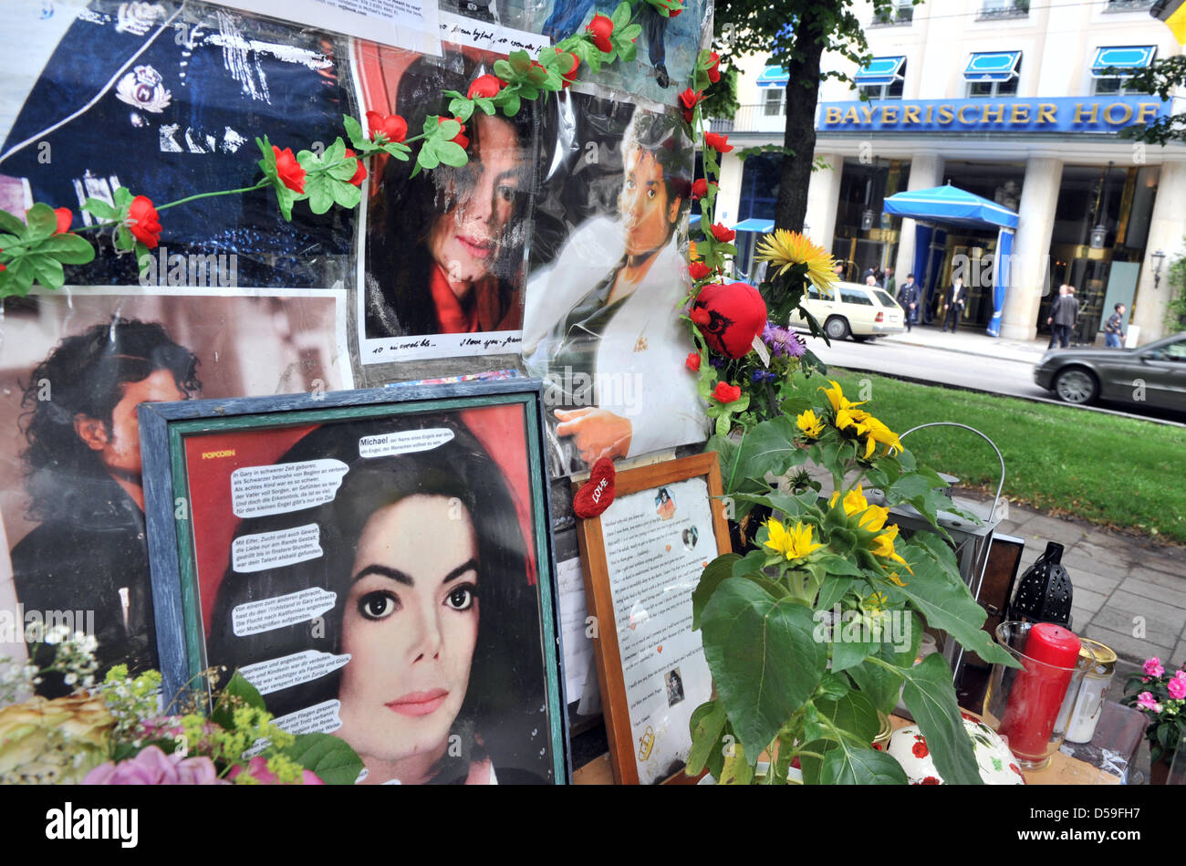 Images de Michael Jackson à la base du monument Orlando di Lasso, qui a été remodelé comme un mémorial pour Jackson, capturé à Munich, Allemagne, le 22 juin 2010. Fans ont porté sur la base du monument avec des souvenirs, des photos, des fleurs, des figurines et des lettres personnelles. Le monument est situé à proximité de l'hôtel Bayerischer Hof', 'où Jackson séjourné au cours d'une visite Banque D'Images