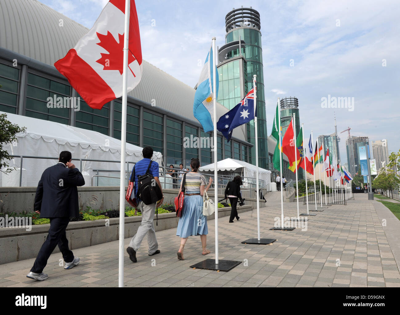 Les journalistes entrer dans le centre de presse de l'assemblée G8/G20 à Toronto, Canada le 23 juin 2010. Les chefs des gouvernements des principaux pays industrialisés se réunir du 25 au 27 juin 2010 à Muskoka, à proximité de Toronto, et par la suite à Toronto pour la consultation. PHOTO : GRIMM PAR LES PAIRS Banque D'Images
