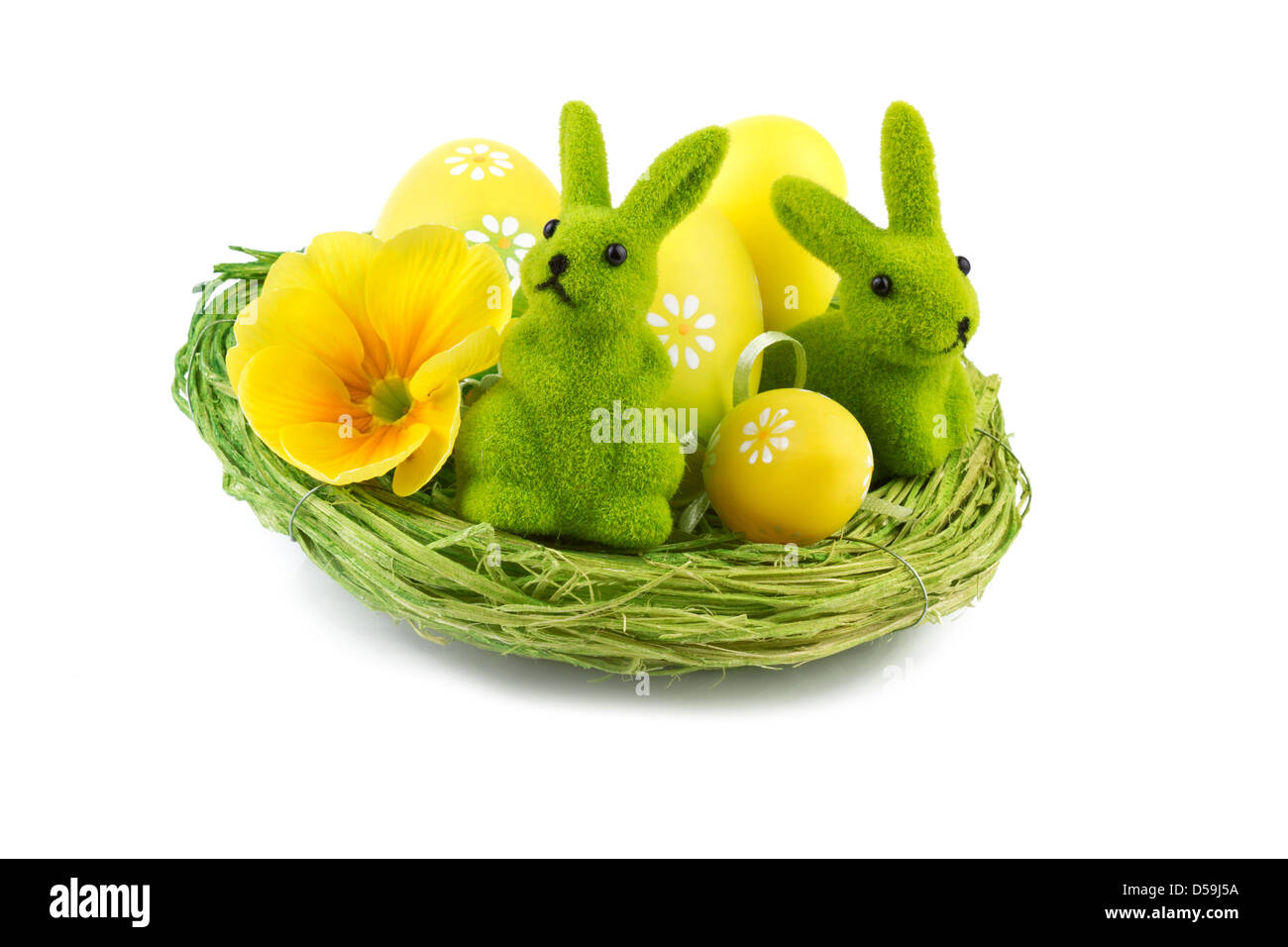 Lapin de Pâques avec des oeufs de pâques en nest isolated on white Banque D'Images