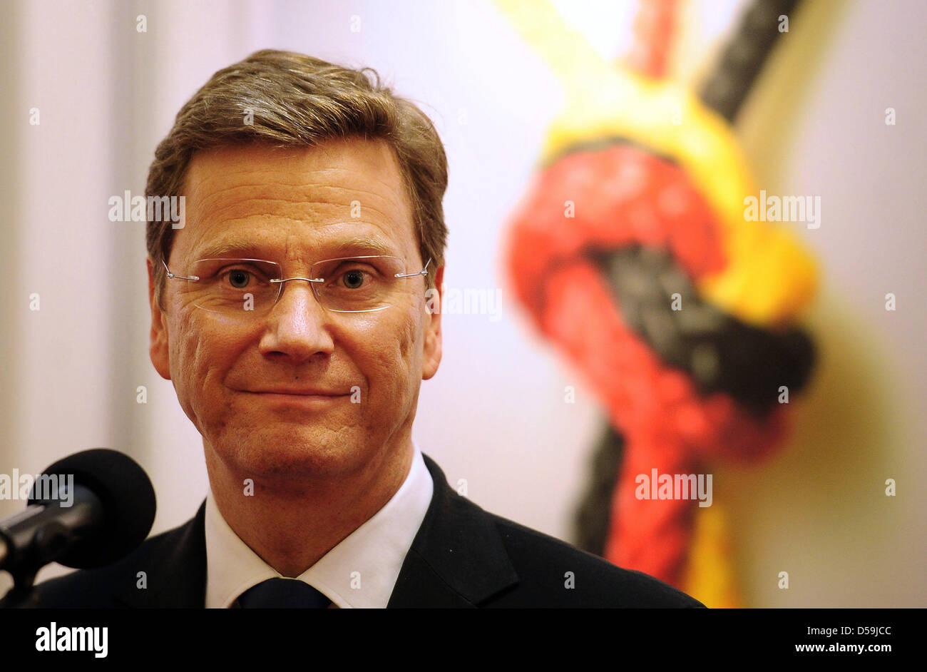 Le ministre des Affaires étrangères allemand Guido Westerwelle (FDP) ouvre l'exposition de posters "Codes de l'histoire" à Sofia, Bulgarie, le 24 juin 2010. Les étudiants allemands ont engagé la réunification allemande via des affiches. Sur un voyage de deux jours, Westerwelle effectuera une visite en Pologne, la Bulgarie, la Roumanie et la République de Moldova. Photo : Hannibal Hanschke Banque D'Images