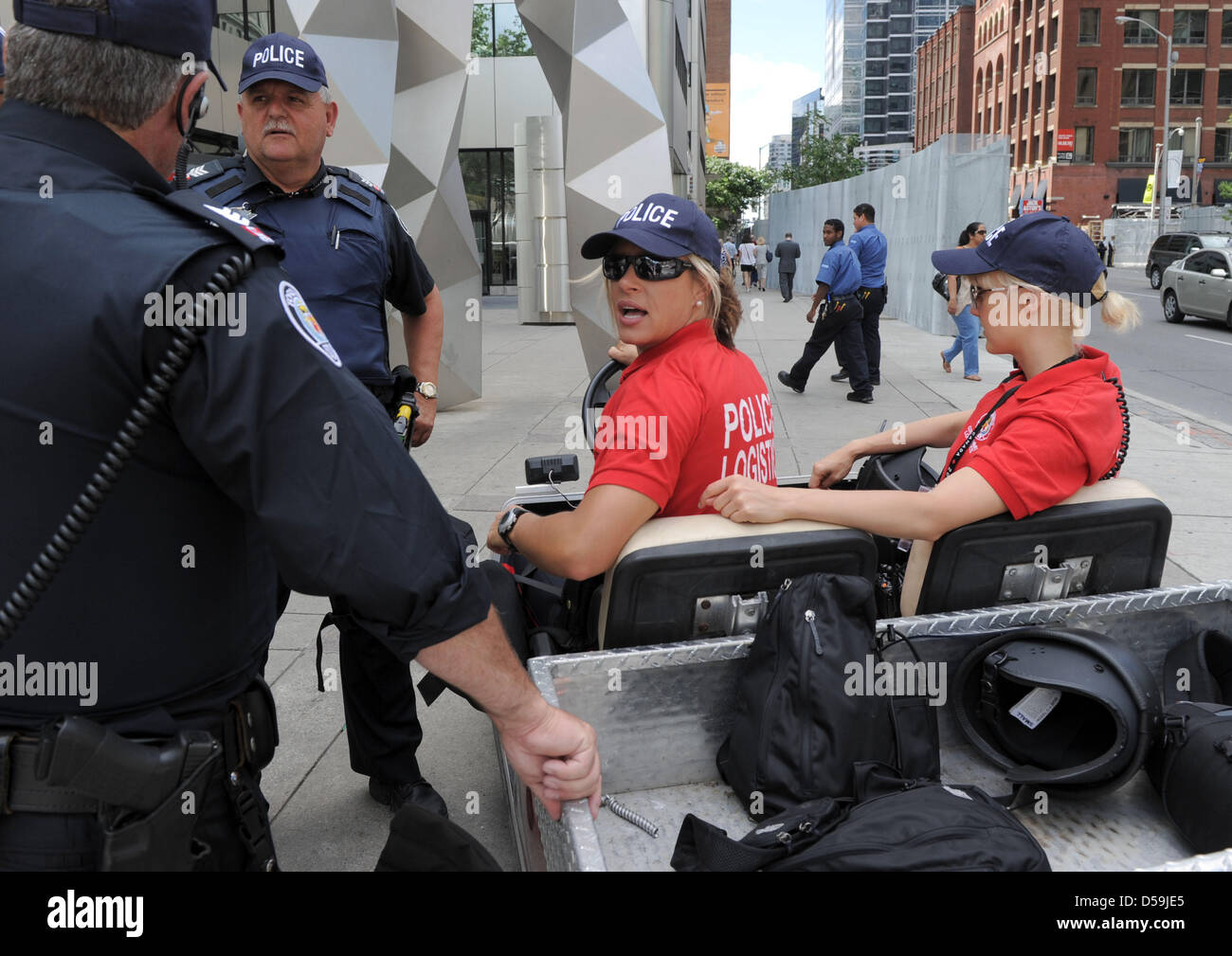 Femmes agents de police dans une voiture électrique en patrouille dans la région de Toronto, Canada, 24 juin 2010. Les chefs de gouvernement des pays industrialisés membres se réunissent dans la ville voisine de Muskoka et ensuite à Toronto pour les Sommets du G8 et du G20 du 25 au 27 juin 2010. Photo : Grimm par les pairs Banque D'Images