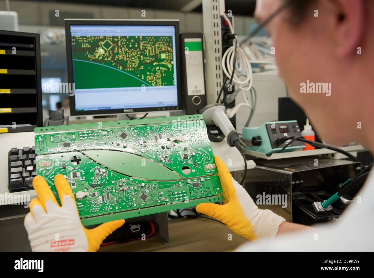 Un employé de la société d'électroménager allemand examine un Miele Miele  en circuit électronique du ministère à Gütersloh, Allemagne, 25 juin 2010.  Lors d'une conférence de presse, l'entreprise familiale a annoncé une