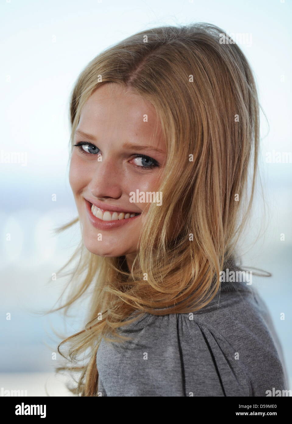 Modèle allemand Toni Garrn, nouveau visage de l'entreprise mailorder Otto, déclinée pour les caméras qu'elle présente l'actuel catalogue Otto à Hambourg, Allemagne, le 28 juin 2010. Mme Garrn a présenté le nouveau catalogue vpc Otto pour la saison automne/hiver 2010. Photo : Angelika Warmuth Banque D'Images