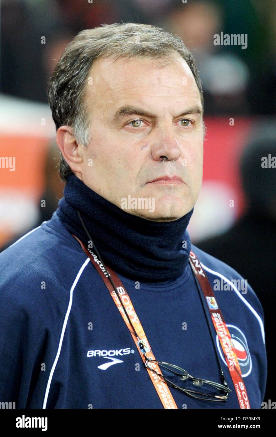 Headcoach Marcelo Bielsa du Chili avant la Coupe du Monde de Football 2010 Série de seize match entre le Brésil et le Chili à l'Ellis Park Stadium de Johannesburg, Afrique du Sud 28 juin 2010. Photo : Bernd Weissbrod dpa - veuillez vous reporter à http://dpaq.de/FIFA-WM2010-TC  + + +(c) afp - Bildfunk + + + Banque D'Images