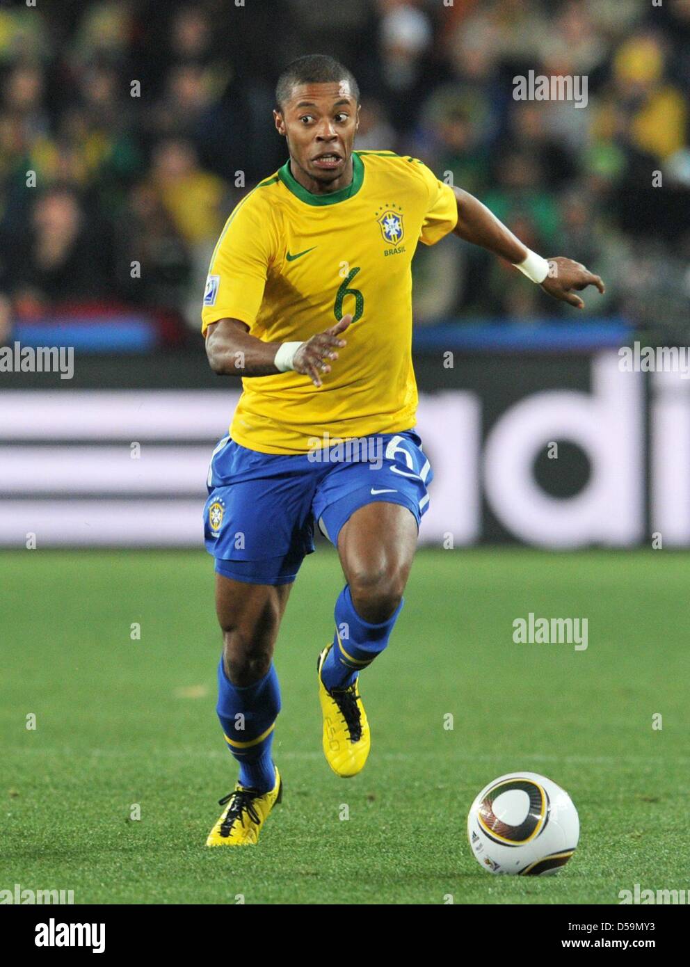 Michel Bastos du Brésil contrôle la balle pendant la Coupe du Monde de  Football 2010 Série de seize match entre le Brésil et le Chili à l'Ellis  Park Stadium de Johannesburg, Afrique