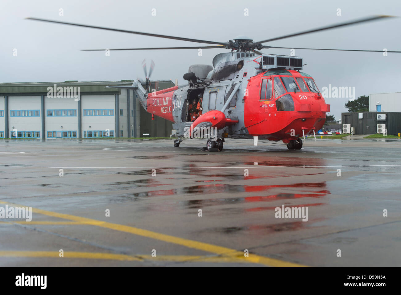 Le Roi de la mer d'hélicoptères de recherche et de sauvetage à la RNAS Culdrose, à Cornwall, UK Banque D'Images