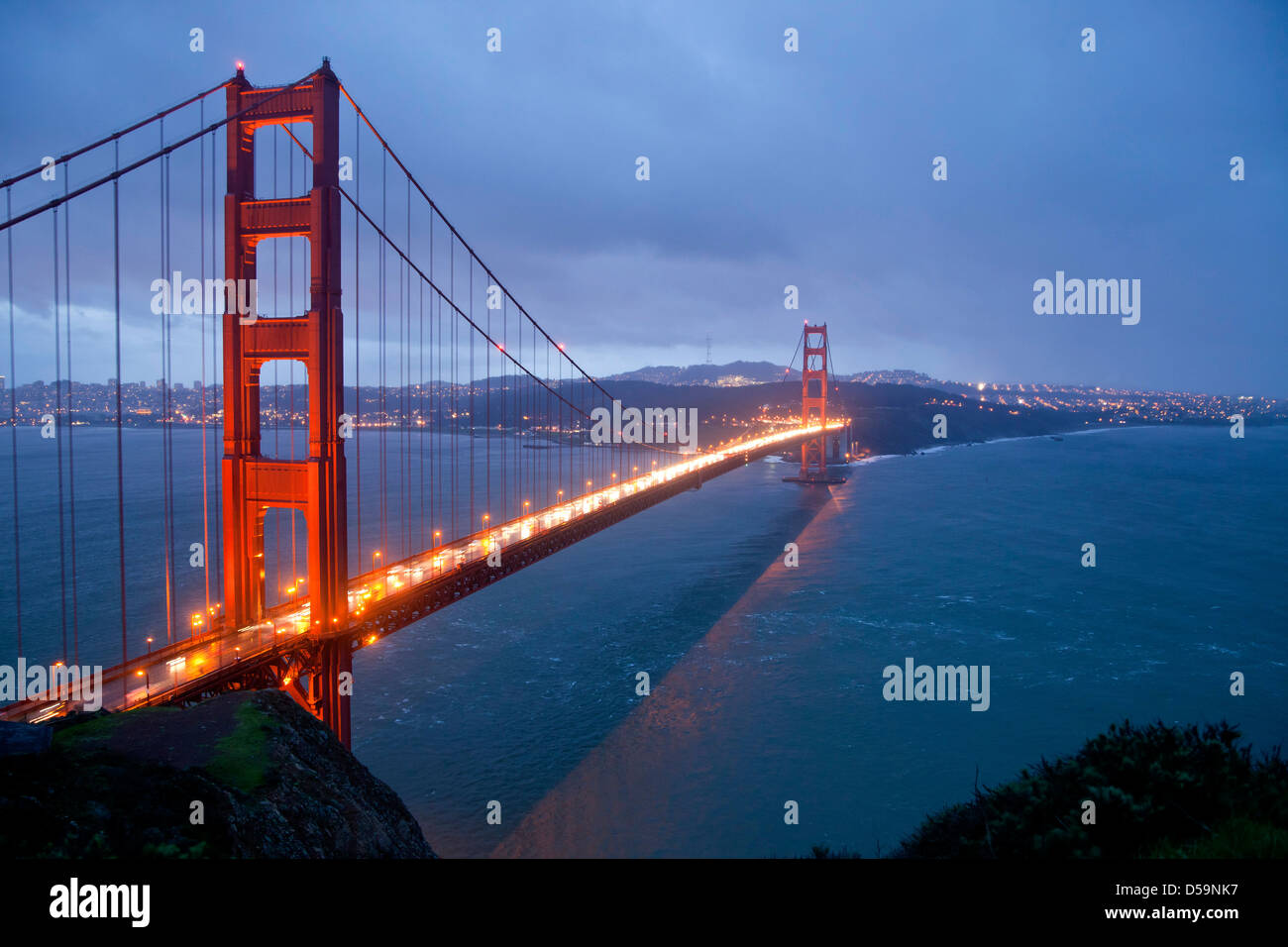 Allumé le Golden Gate Bridge à San Francisco, Californie, États-Unis d'Amérique, USA Banque D'Images